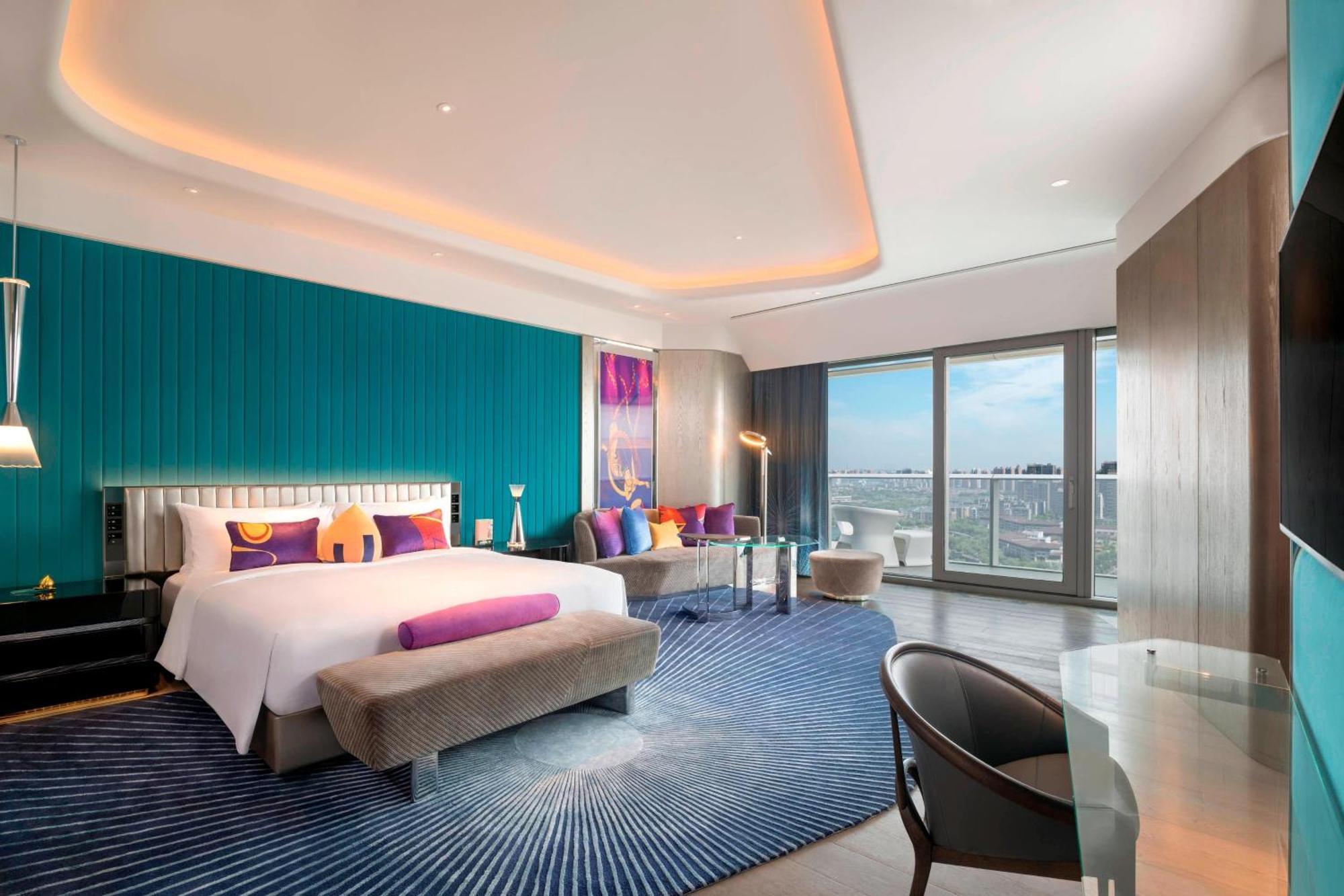 Spectacular Suite, 1 Bedroom Larger Suite, 1 King, Lake view