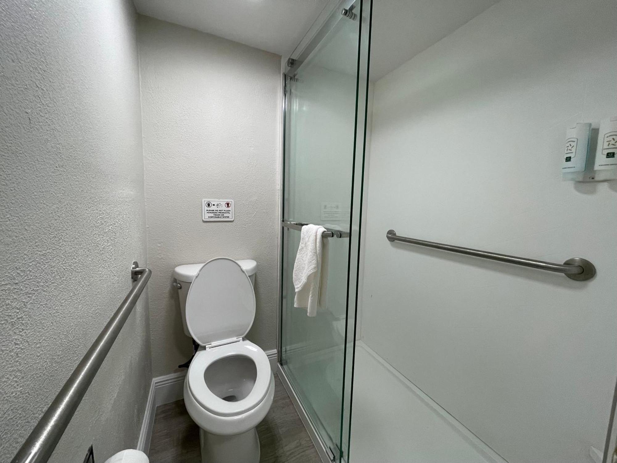 Large Quadruple Room with Two Queen Beds and Whirlpool - Non Smoking/Ground floor/Exterior Hall