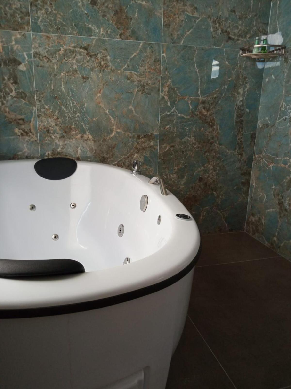 Deluxe Suite with Spa Bath