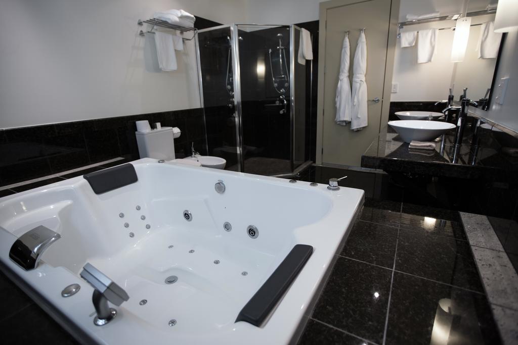 Deluxe Spa Suite