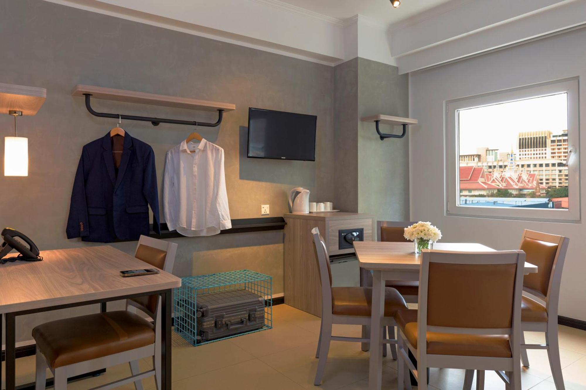 Family Room with Three Single Bed