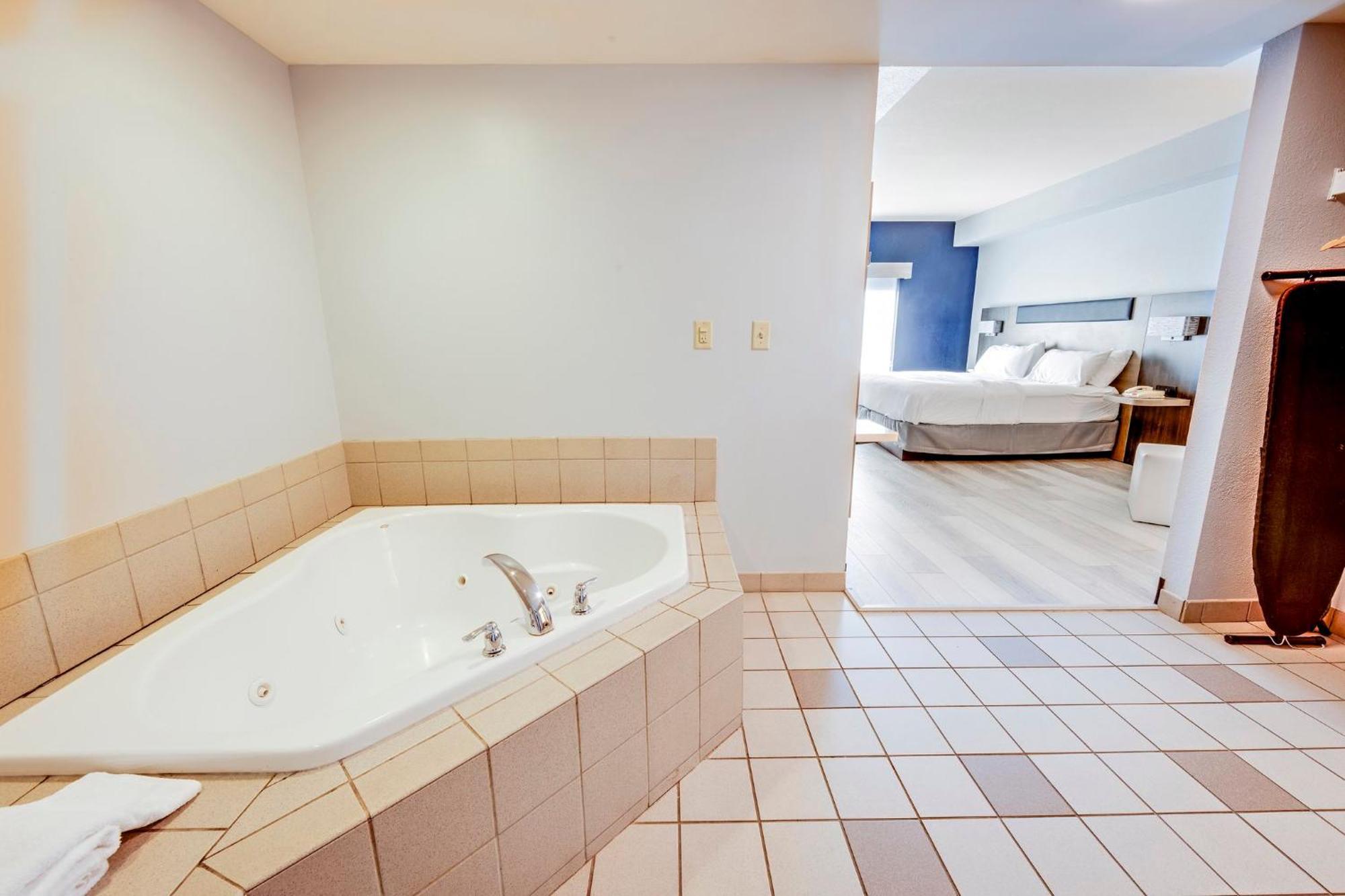 One-Bedroom King Suite with Spa Bath