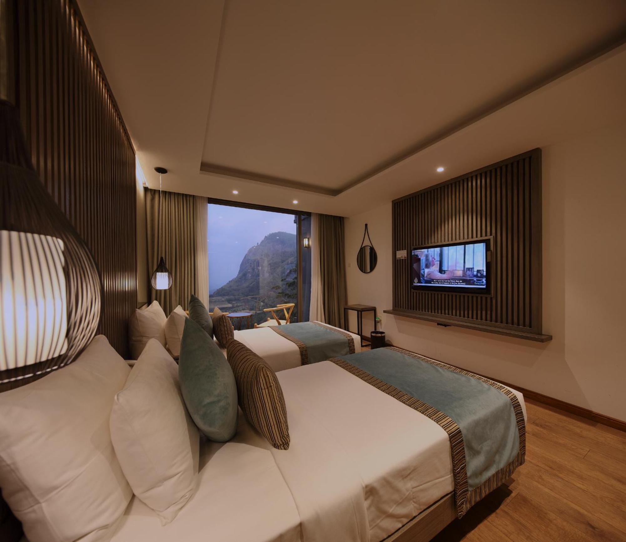 Deluxe Twin Room with Ella Rock View