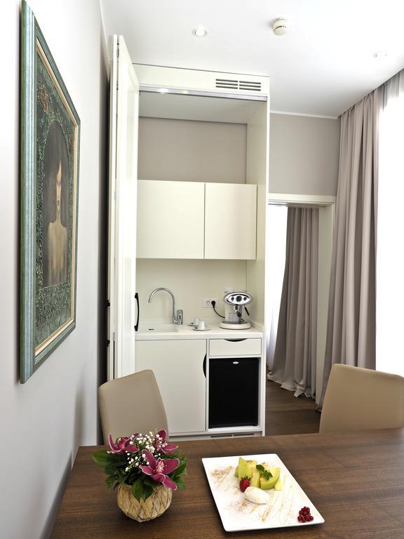 Special Offer - Executive Suite with Terrace and Free One Way Airport Transfer