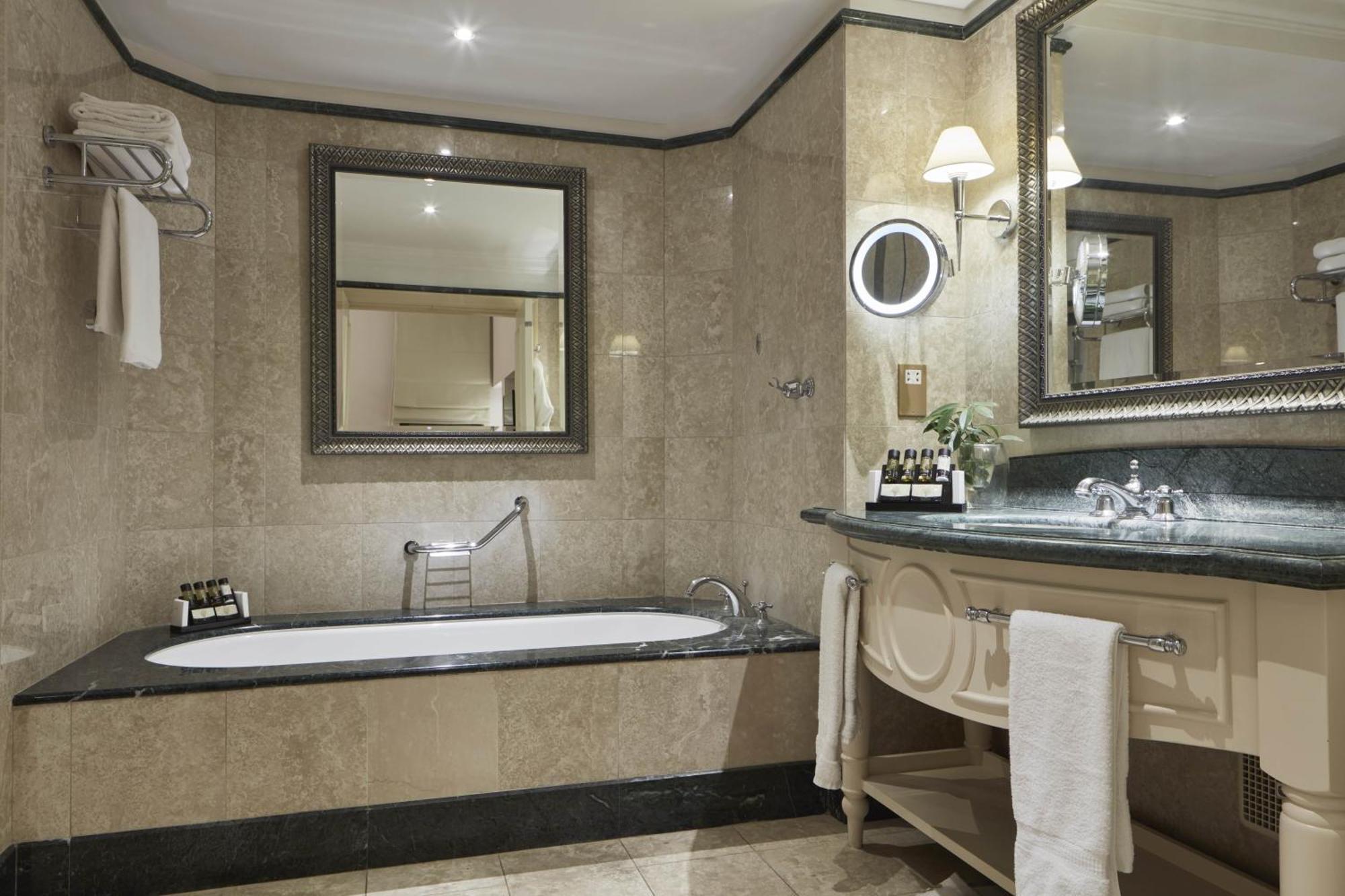 Deluxe Double Swim-Up Room Golf & Sea View