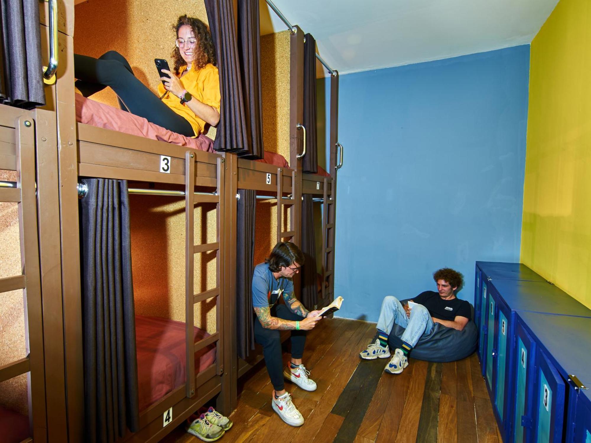 Deluxe Pod-Style 6-Bed Dormitory Room with Shared Bathroom