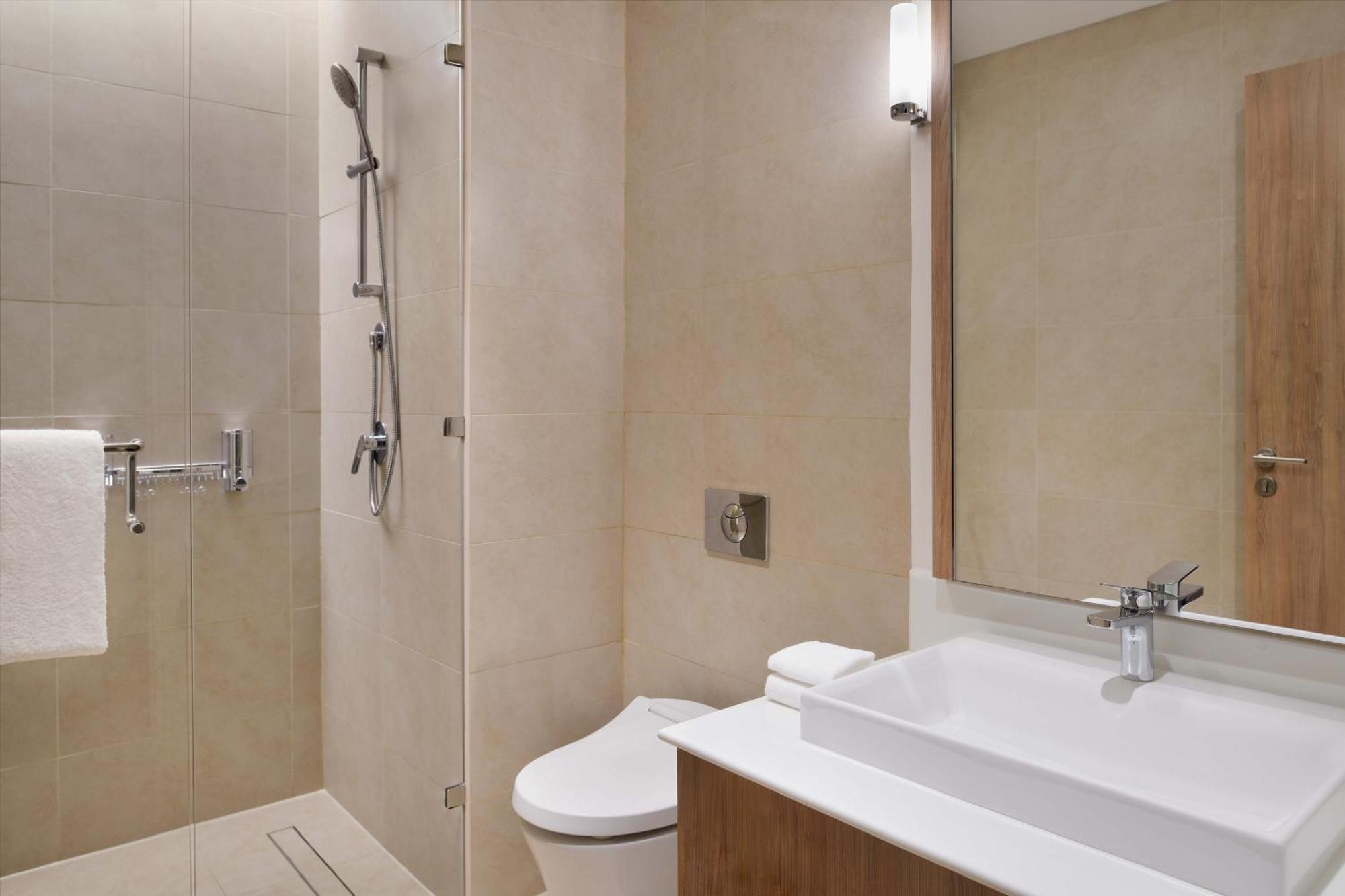Three Bedroom Apartment with Balcony, 2 King, 2 Twin, High Floor, Beach Access