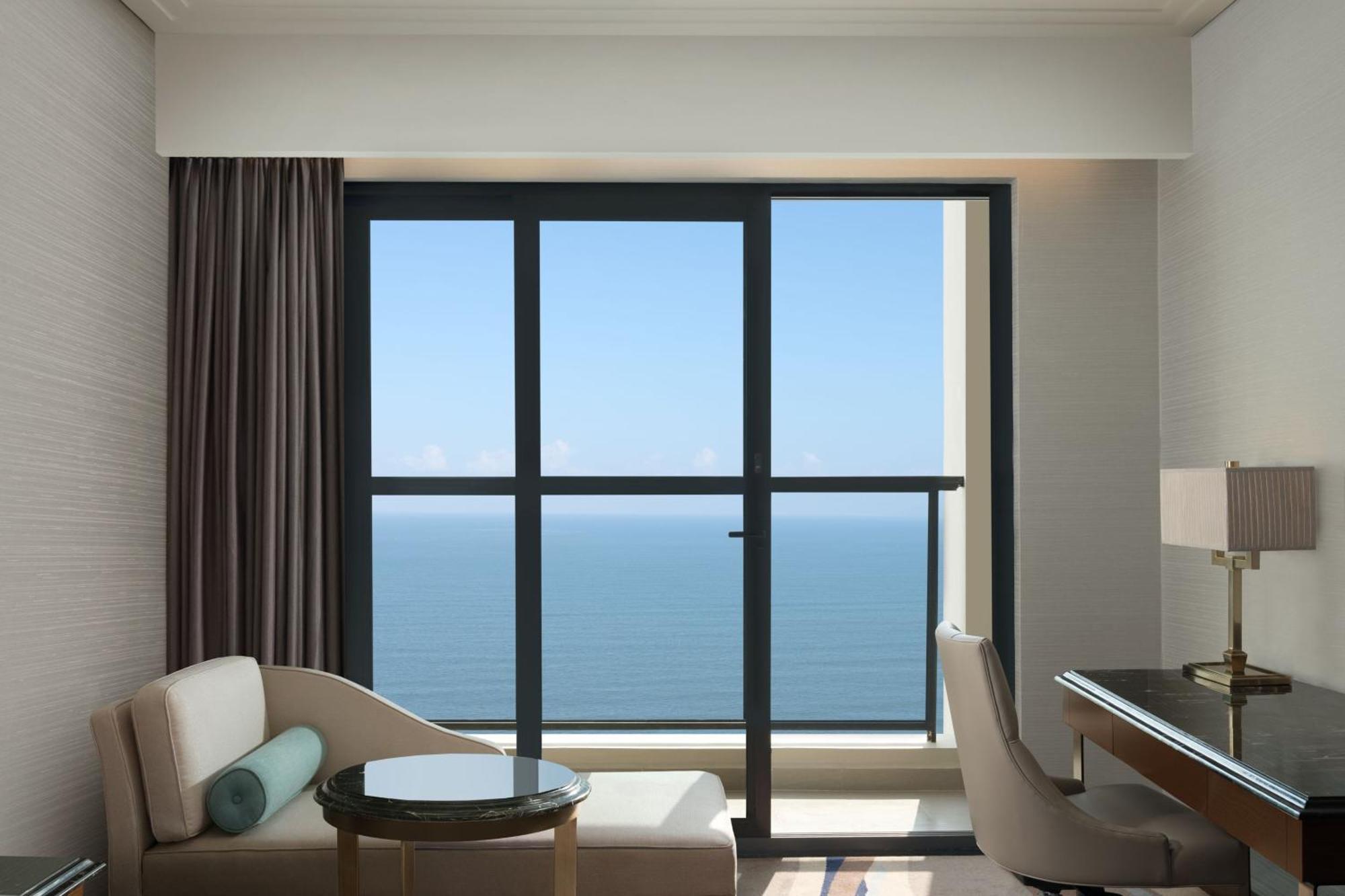 Panoramic Deluxe King, Guest room, 1 King, Ocean view, High floor, Balcony, Bathtub