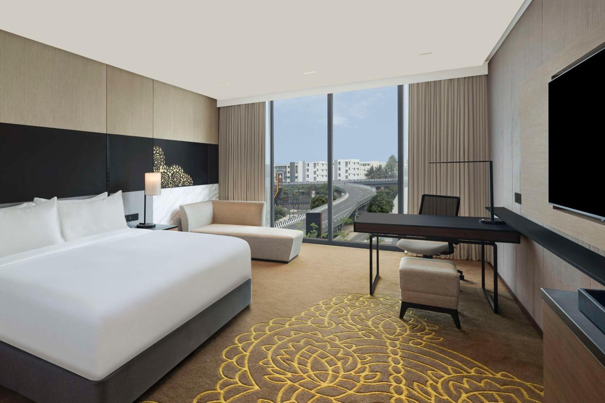 King Executive Room with Lounge access & One Way Airport Transfer