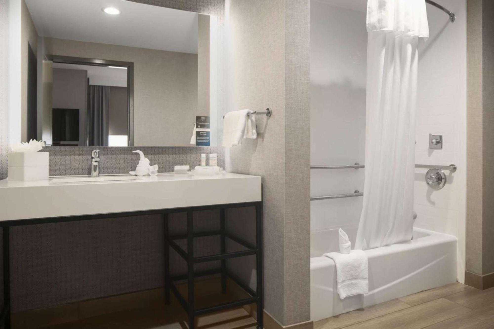 King Studio Suite - Mobility Access/Non-Smoking