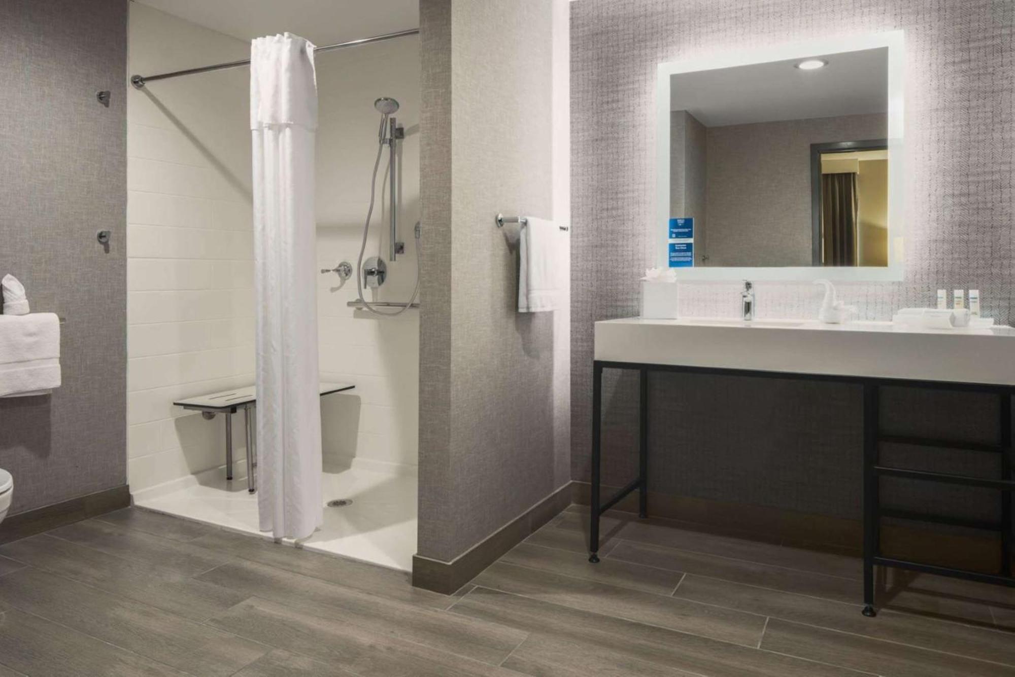 King Studio with Roll-In Shower - Disability Access/Non-Smoking