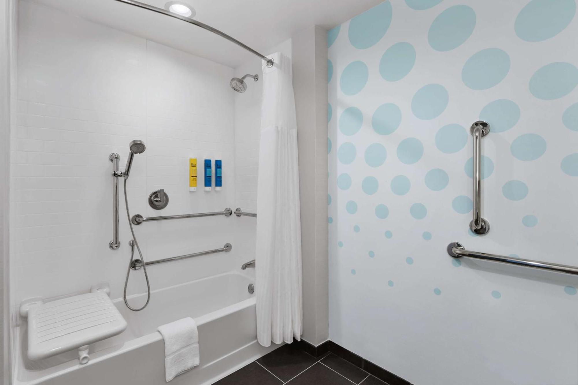 King Room with Accessible Tub - Mobility Access