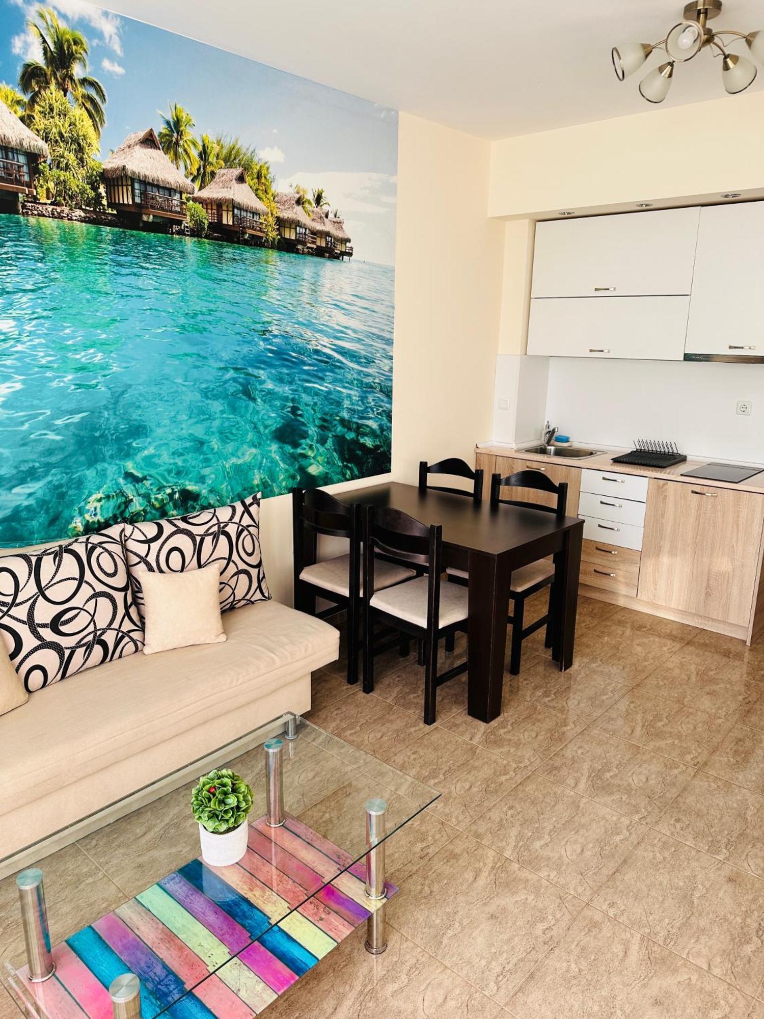 Apartment with Pool View