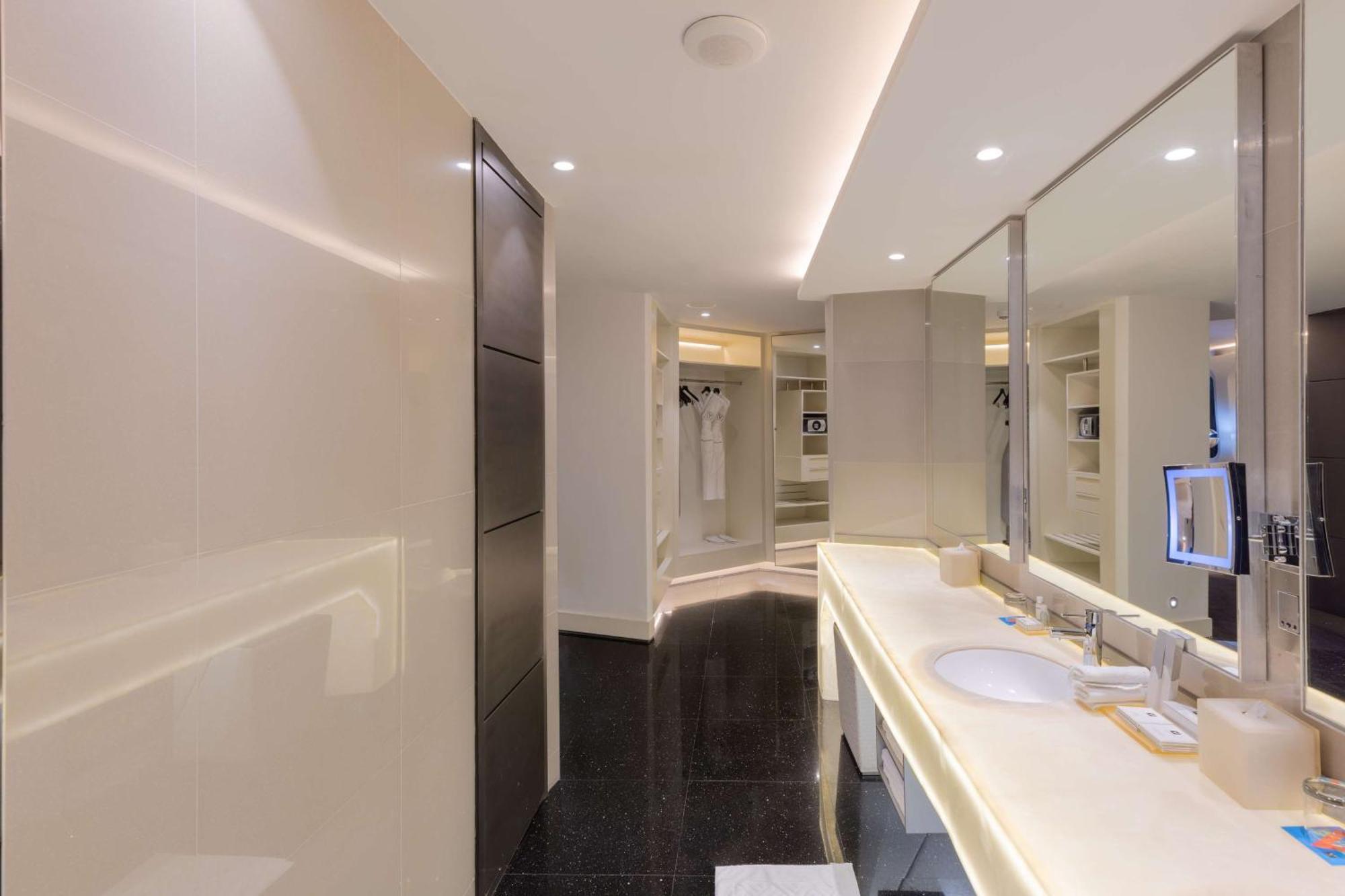 King Mega Suite