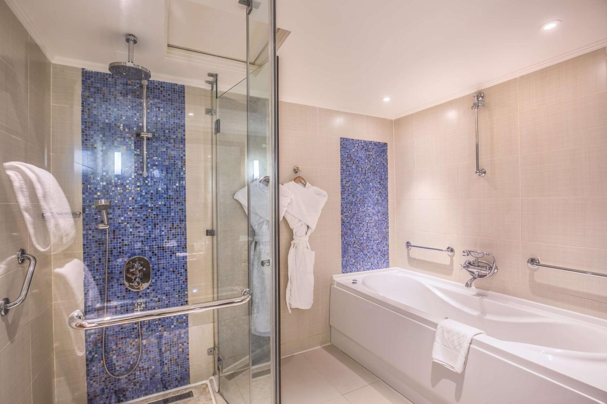 One-Bedroom King Suite with Sea View