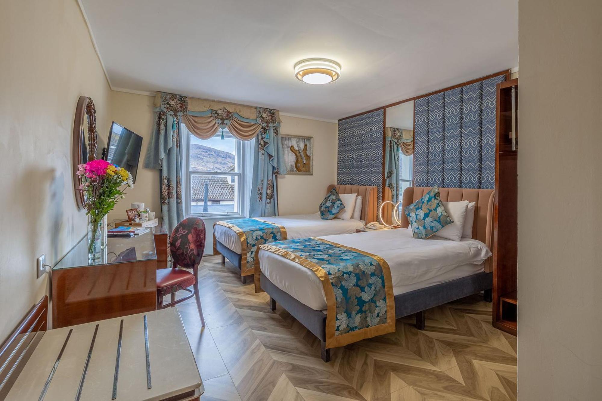 Deluxe Twin Room with Loch View