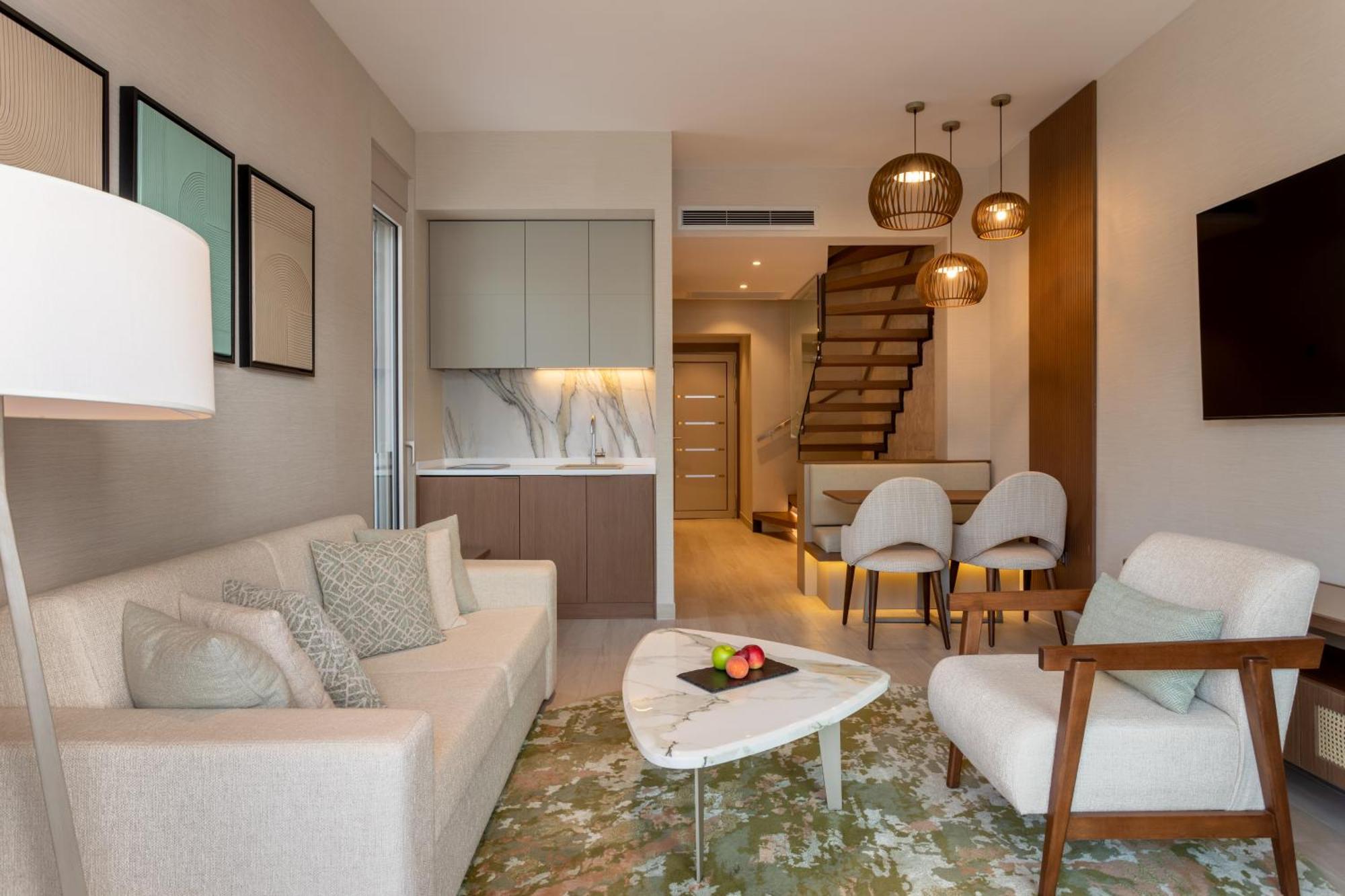 Premium Four-Bedroom Apartment with Hot Tub