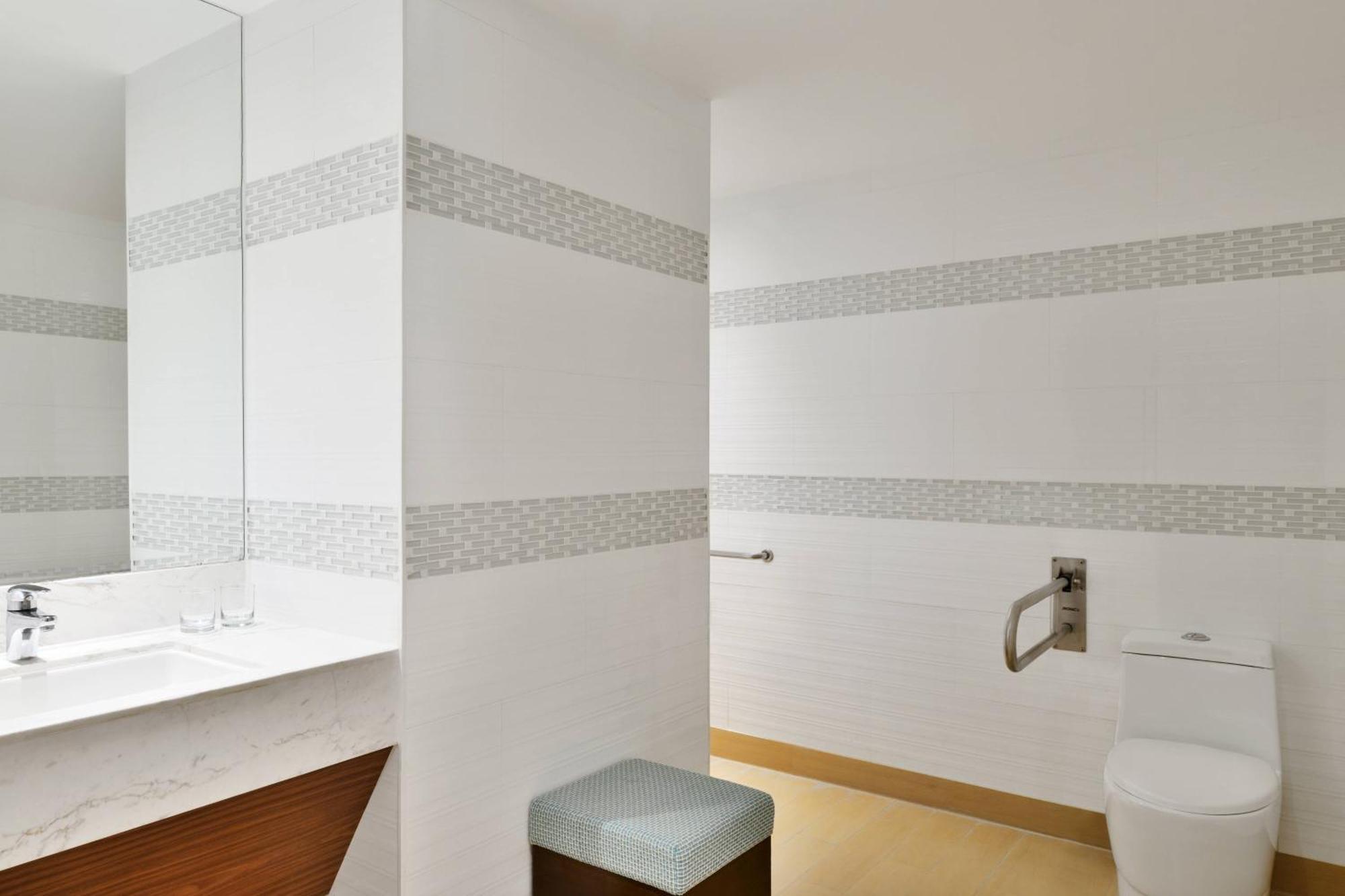 1 Queen Bed, Guest Room