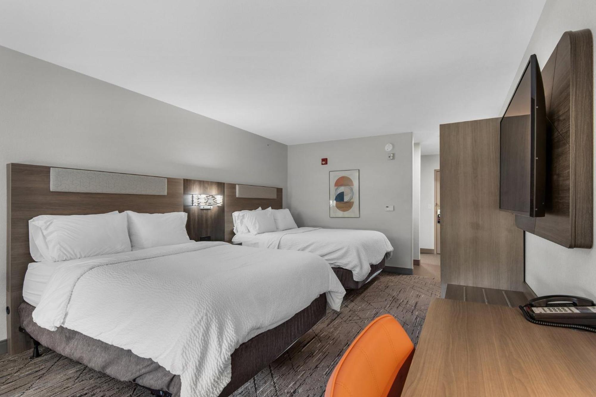 Standard Queen Room with Two Queen Beds and Mobility Accessible Tub