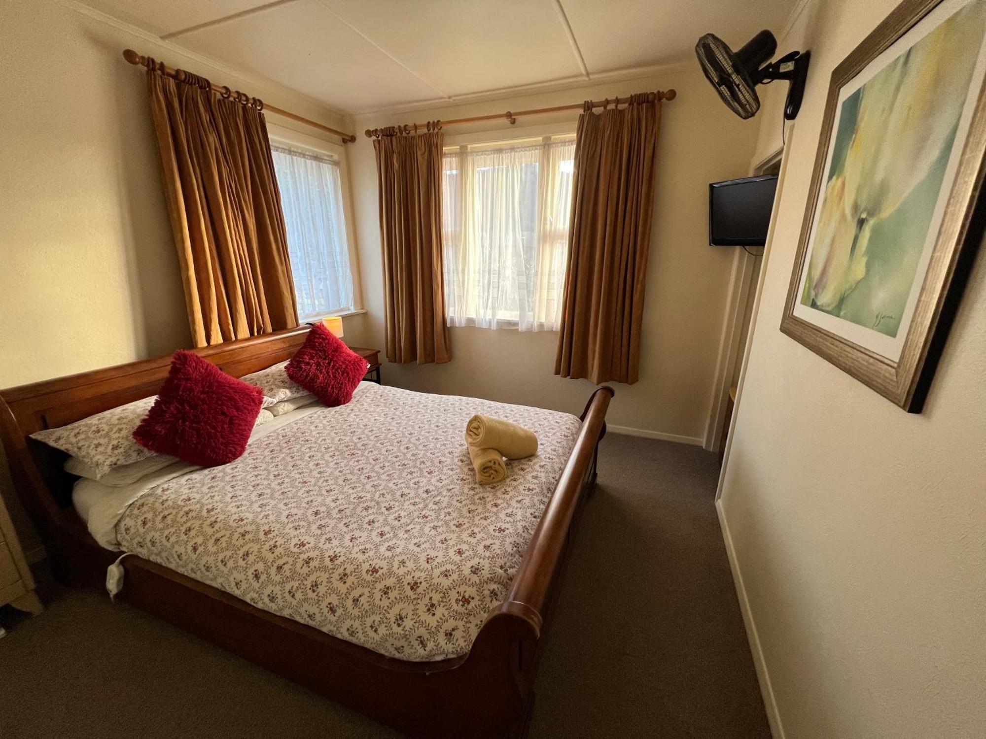 Budget Double Room with Shared Bathroom
