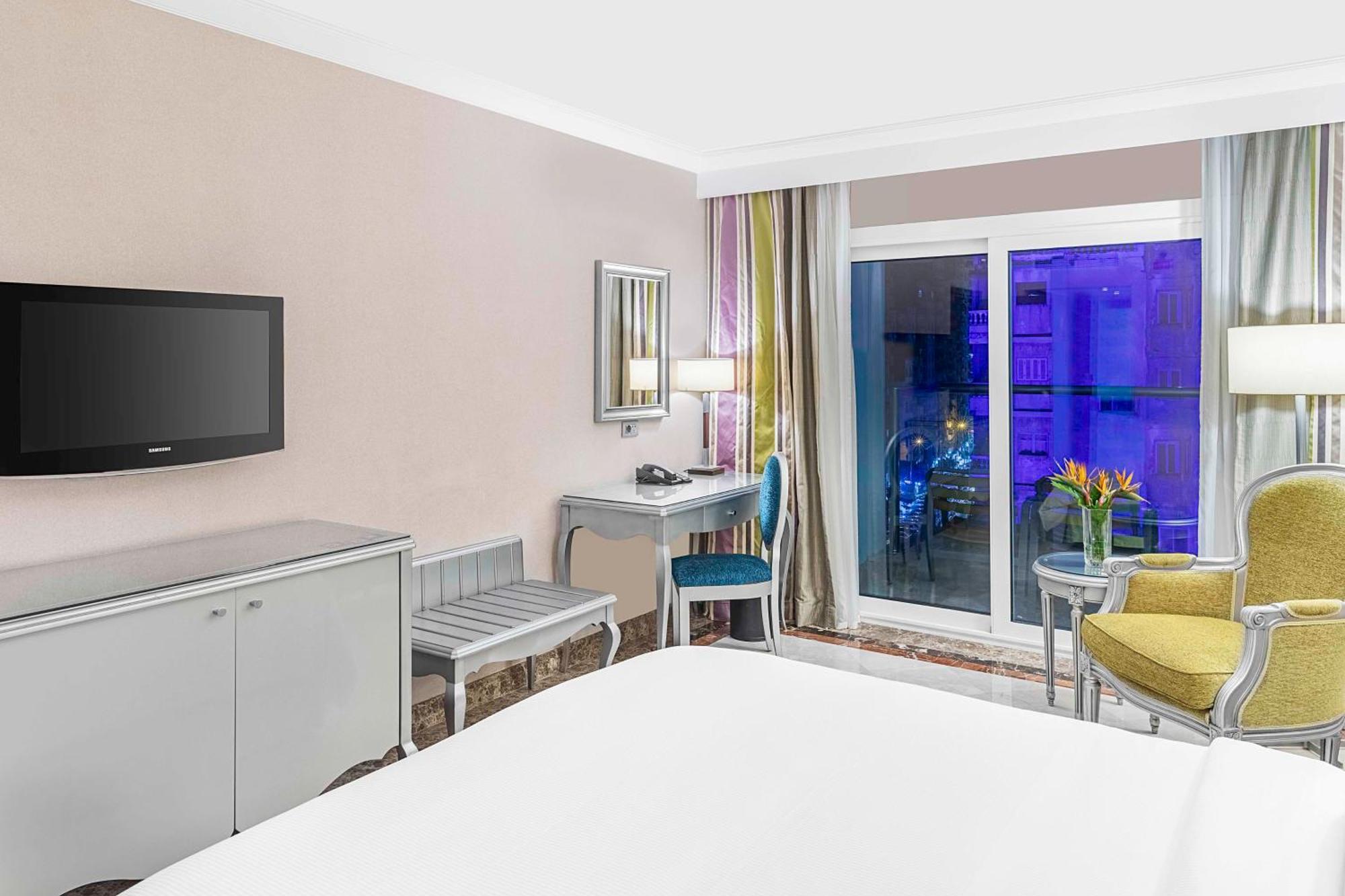 King Guest Room with Corner Sea View