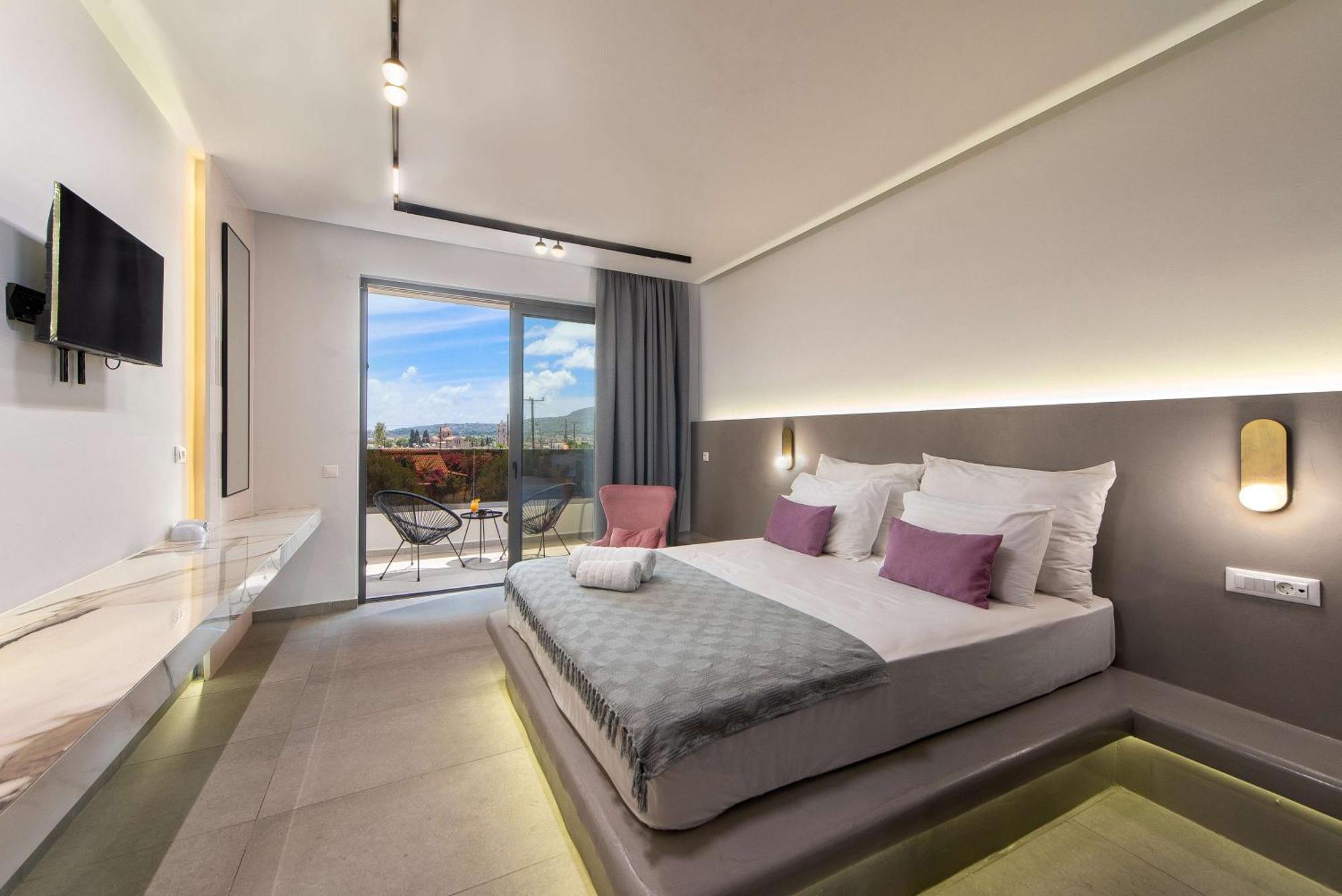 Deluxe Double Room with Side Sea View