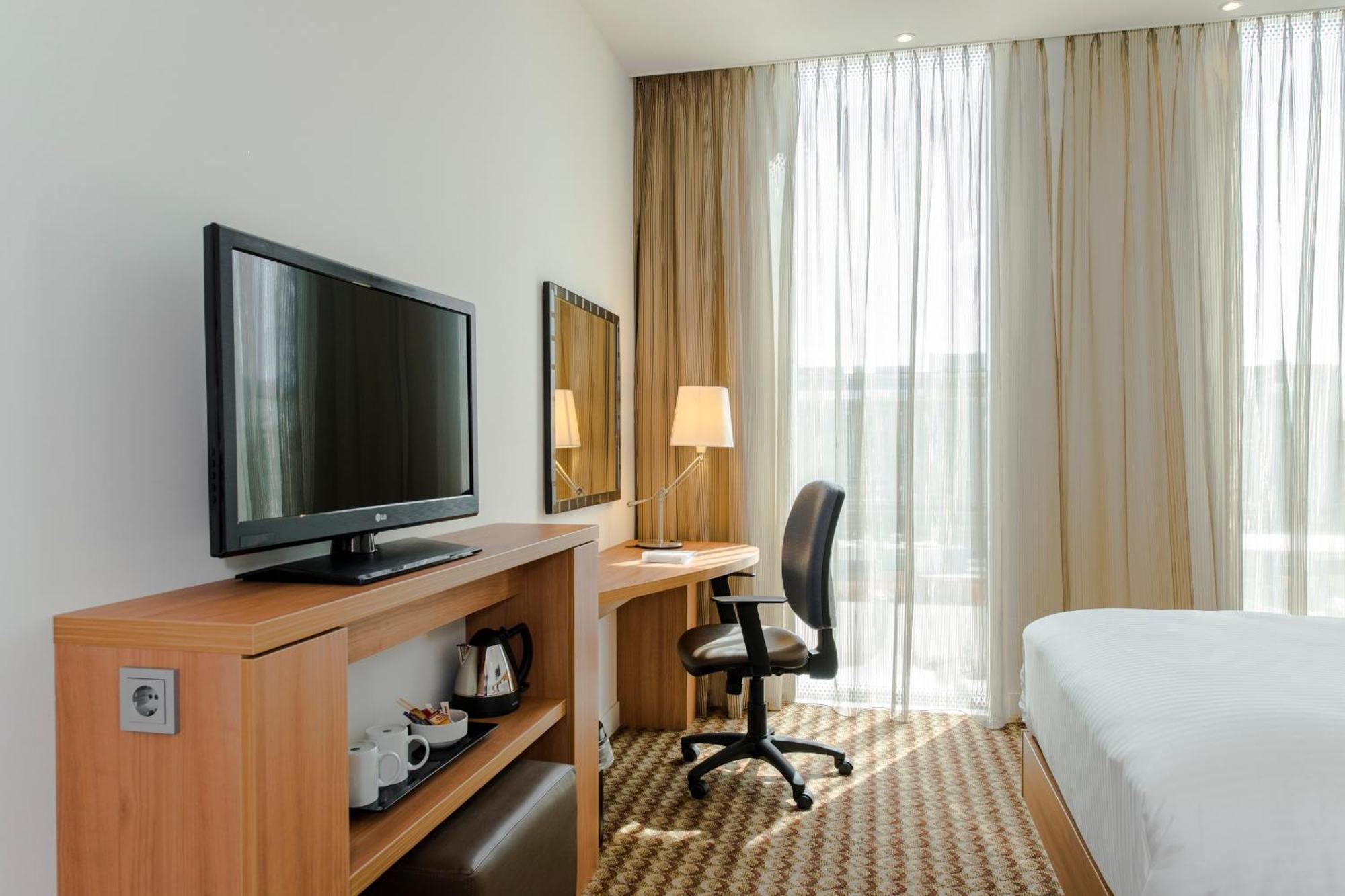 Corner Queen Room with Sofa Bed