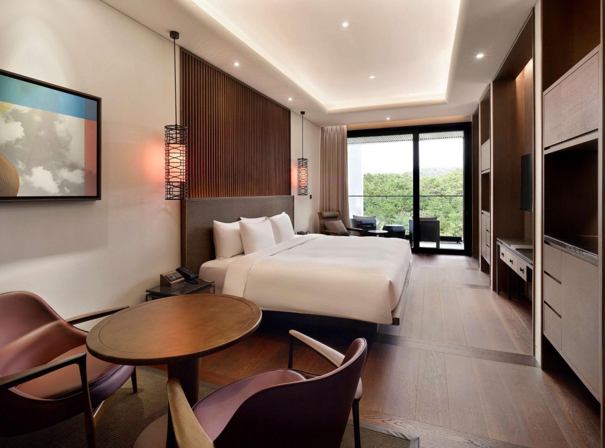 Cabin B Forest View King Bed-Long Stay (4 nights), KRW 50,000 F&B Credit per night