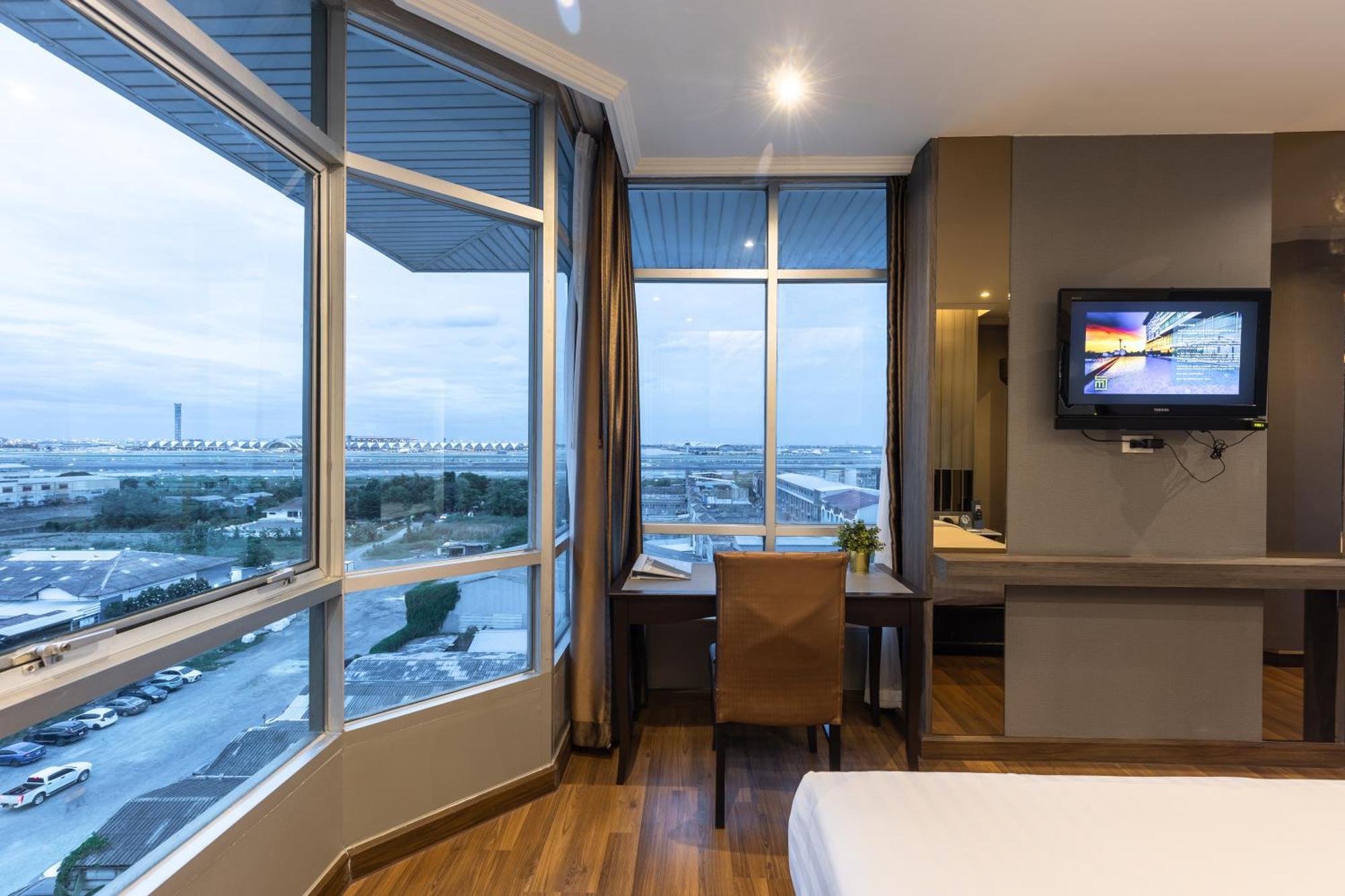 Deluxe King Room with Airport View