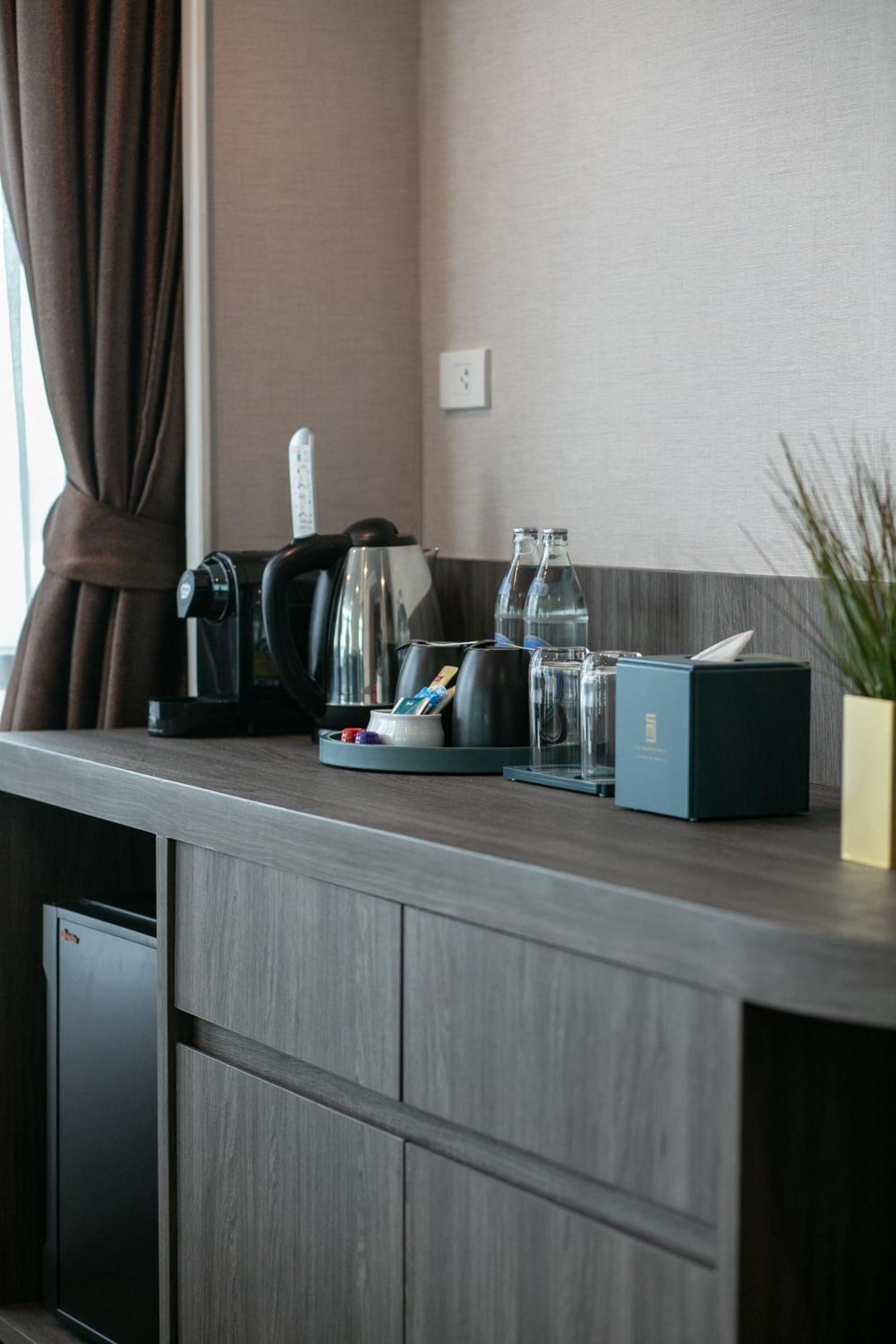 Executive Suite with Airport View