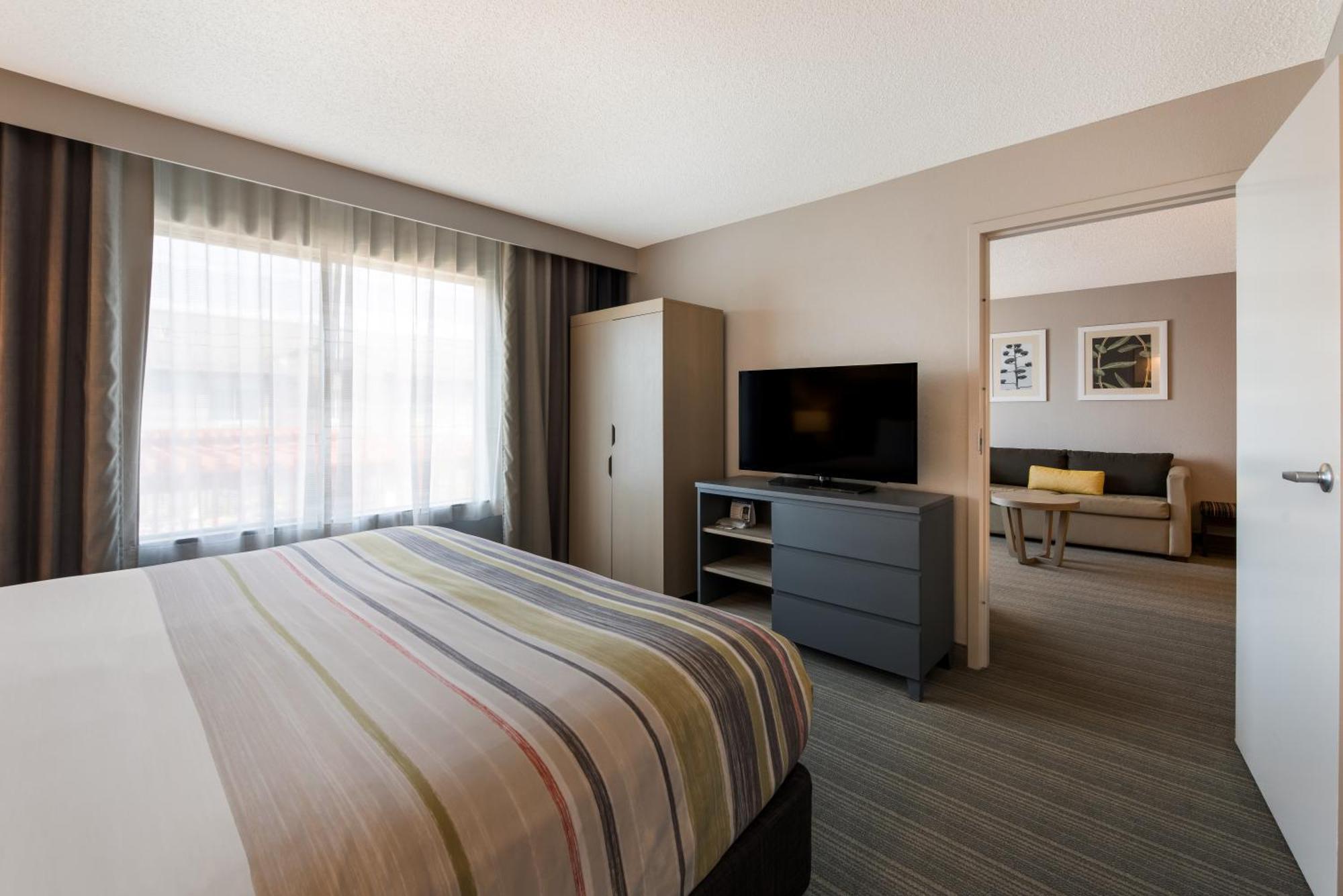 One-Bedroom King Suite - Non-Smoking