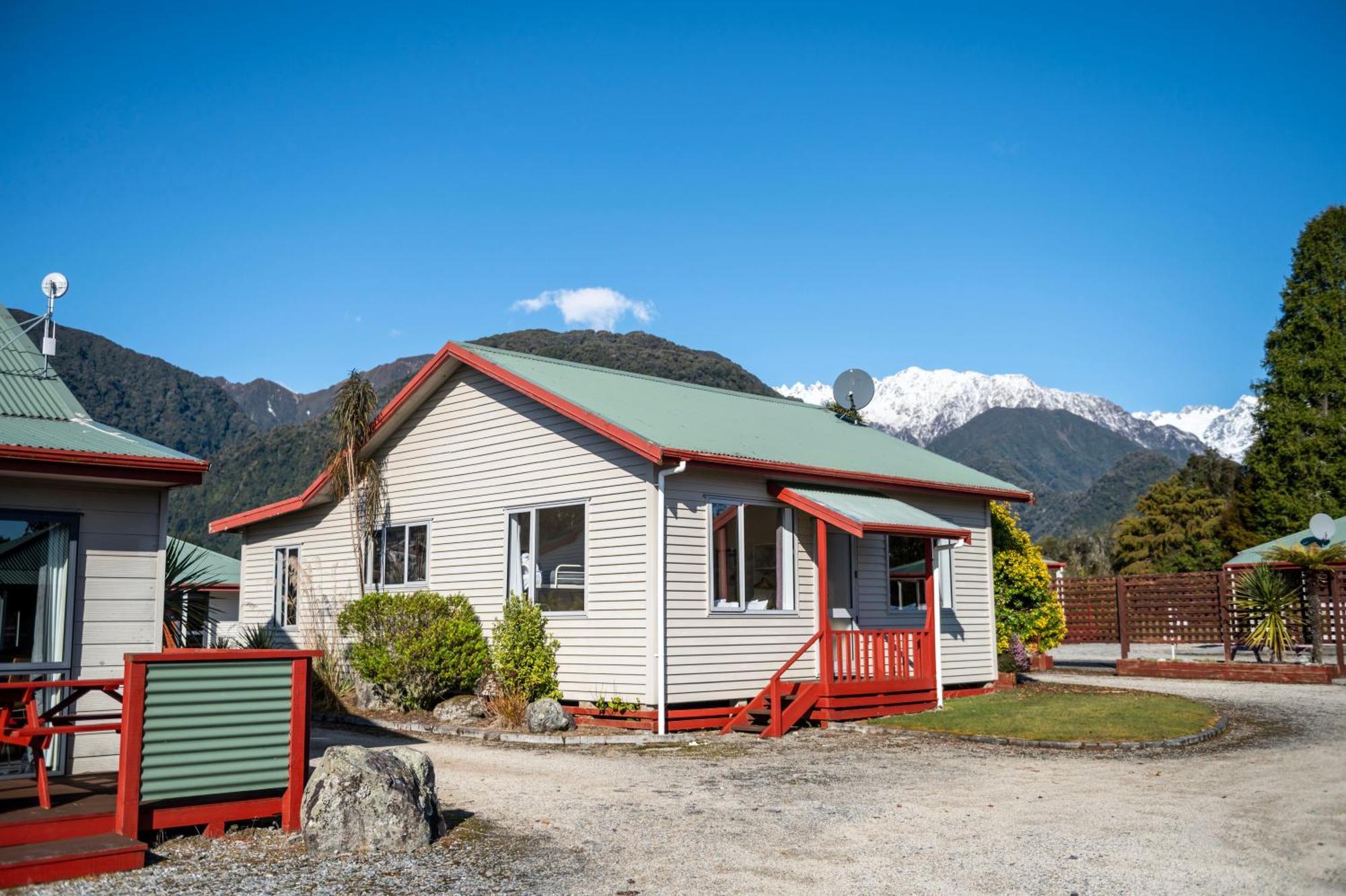 Three-Bedroom Cottage with Private Bathroom