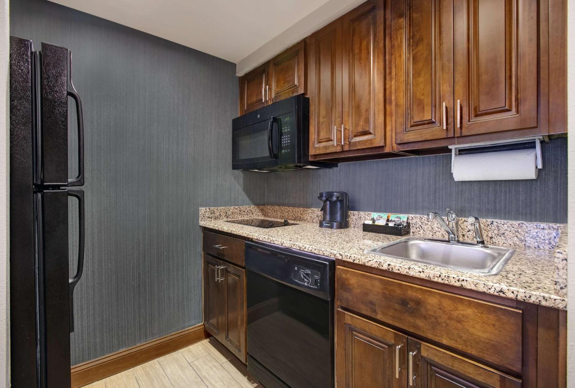 One-Bedroom Deluxe King Suite - Non-Smoking