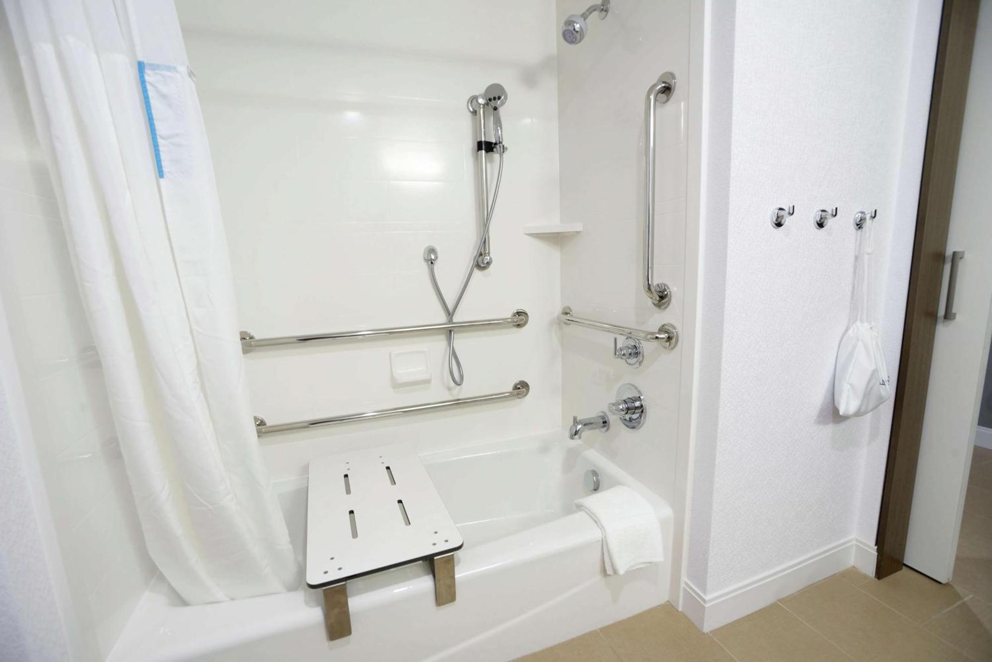 King Room with Sofa Bed - Mobility Access/Non-Smoking