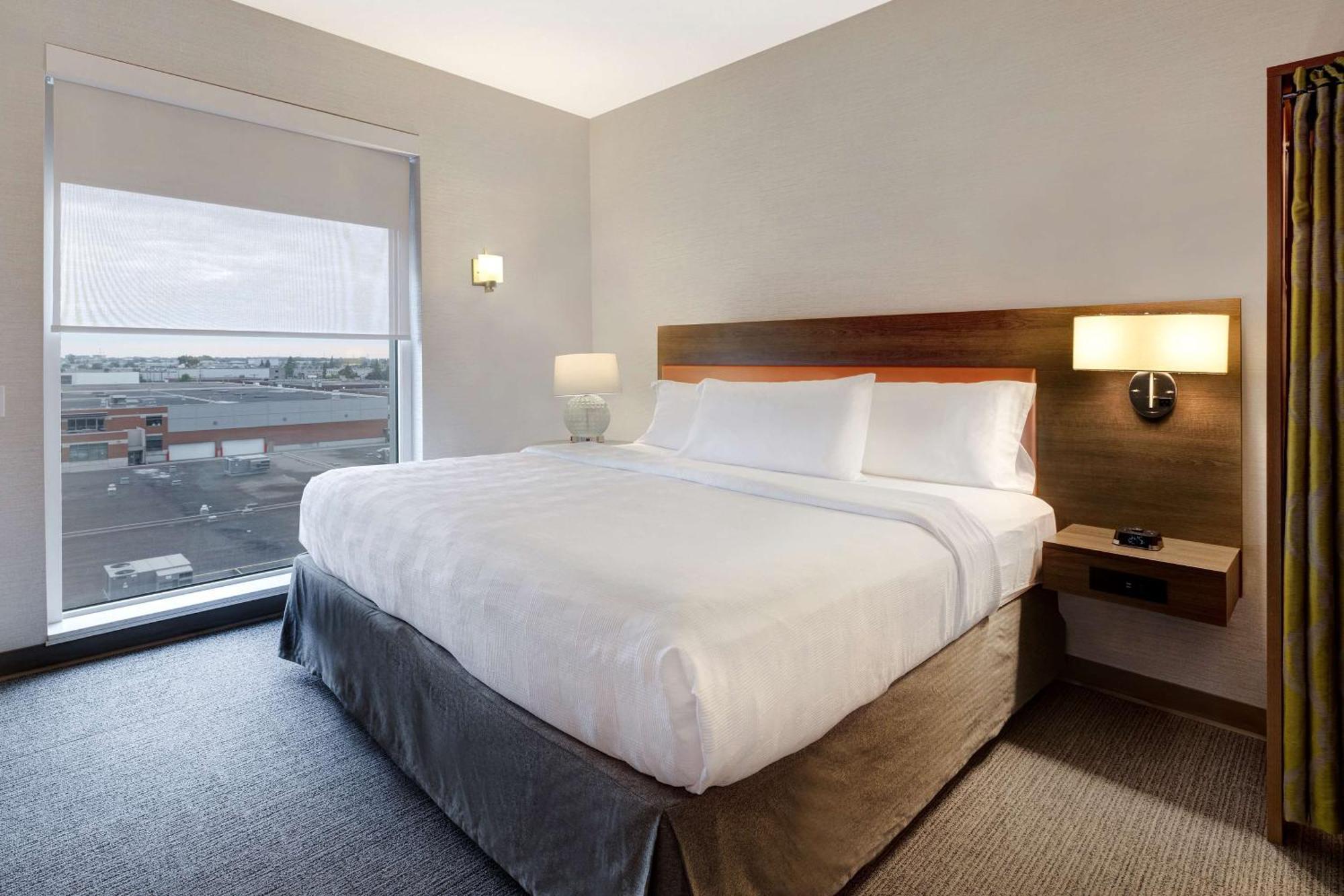 King Suite with Roll-In Shower - Mobility and Hearing Access/Non-Smoking