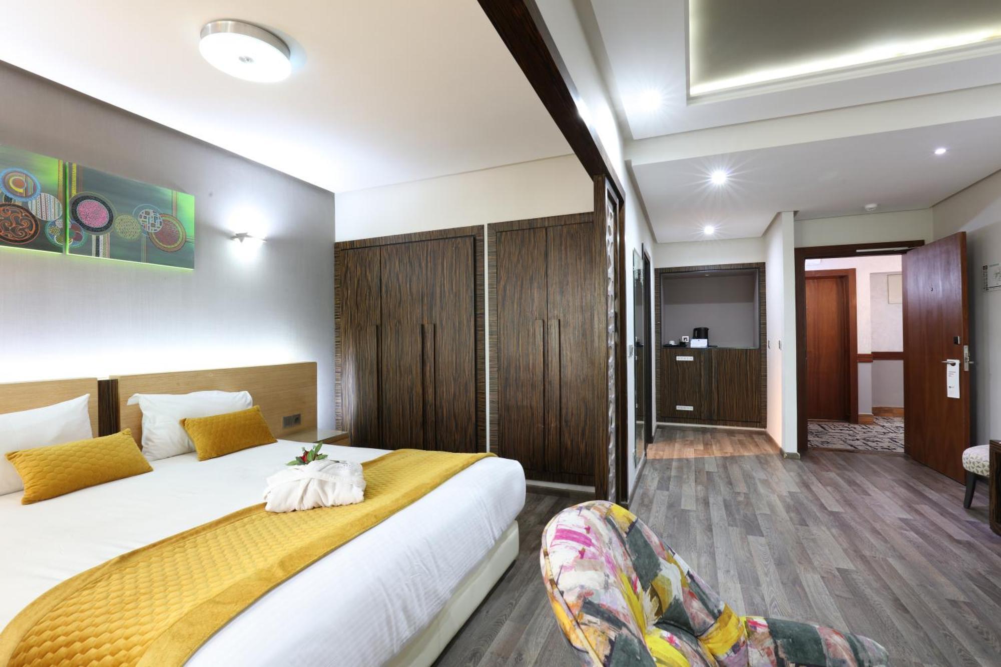 Deluxe Room (2 Adults + 1 Child)