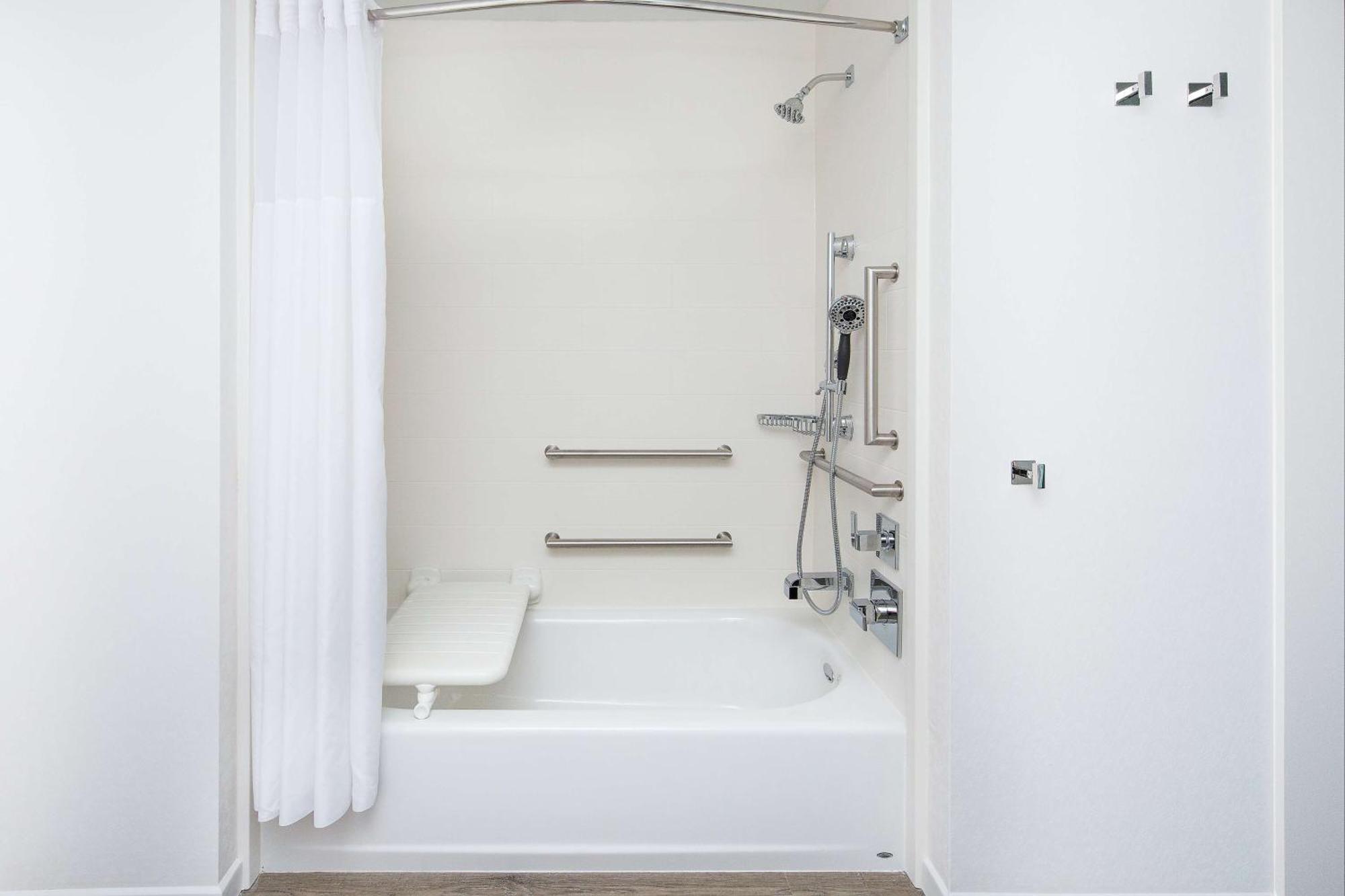 King Room with Bath Tub - Mobility and Hearing Access/Non-Smoking