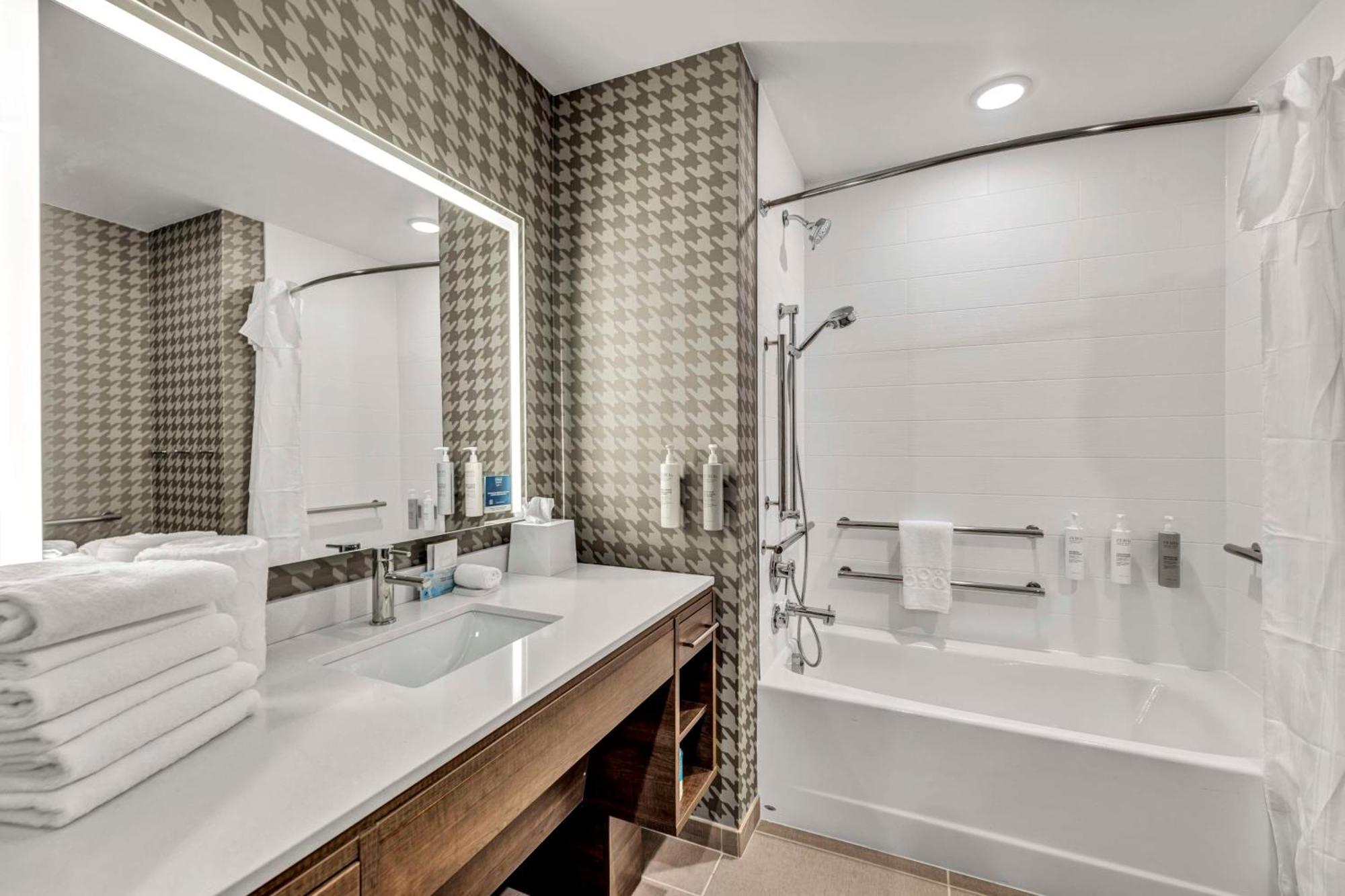 King Studio Suite with Tub - Mobility Access