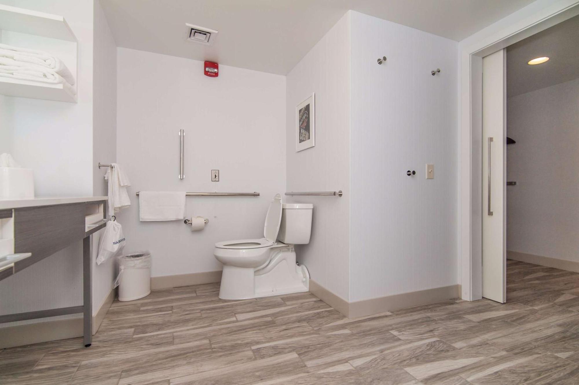 King Room with Roll-In Shower - Mobility and Hearing Access/Non-Smoking