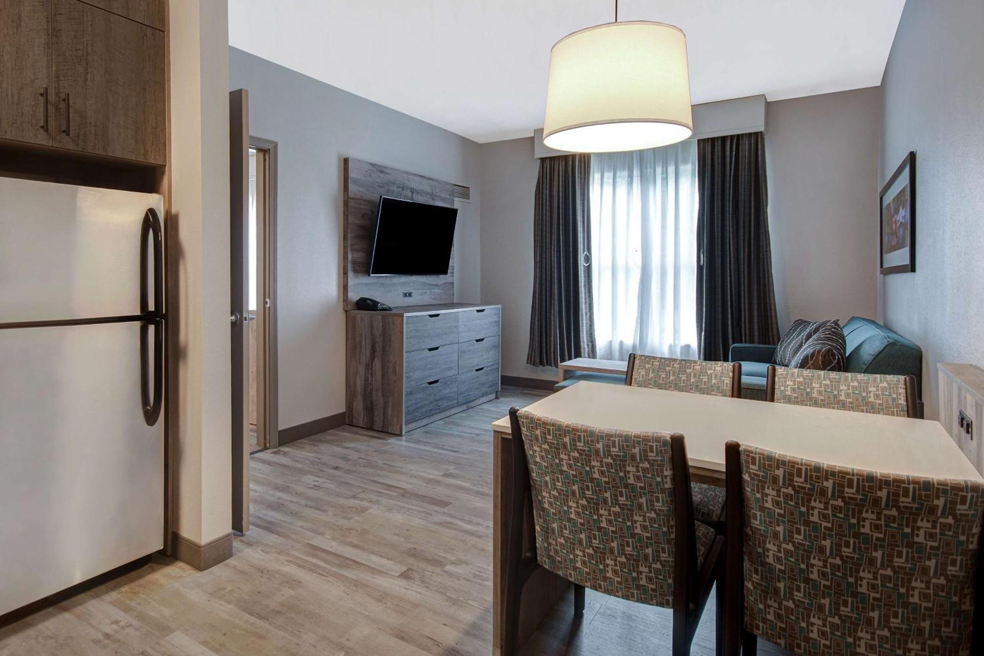 One-Bedroom King Suite - Non-Smoking