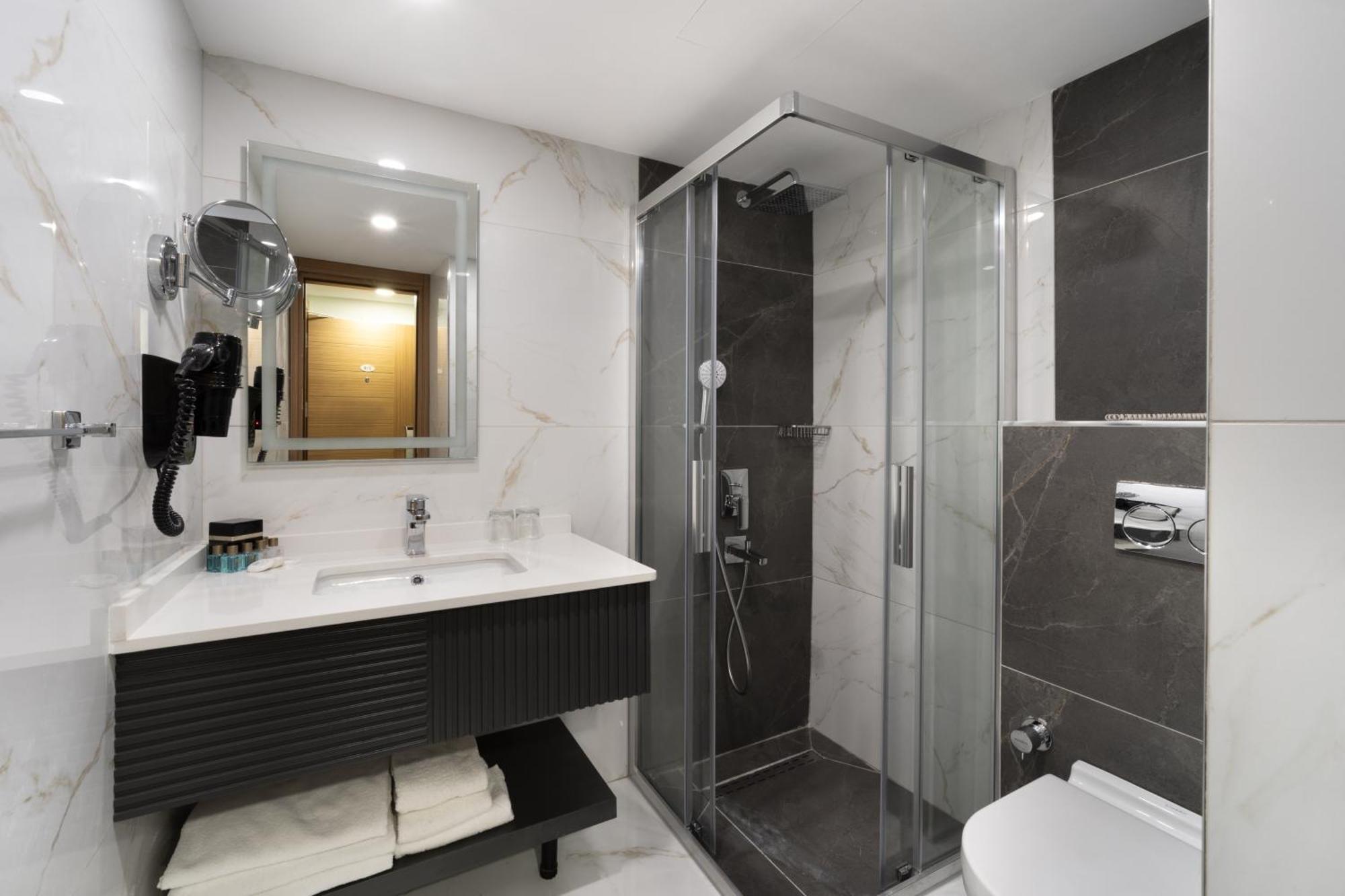 Connecting Family Room - Free Access to Spa