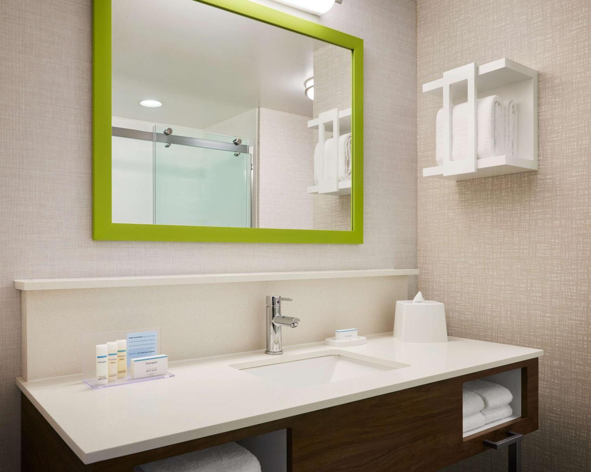King Room with Shower - Non-Smoking