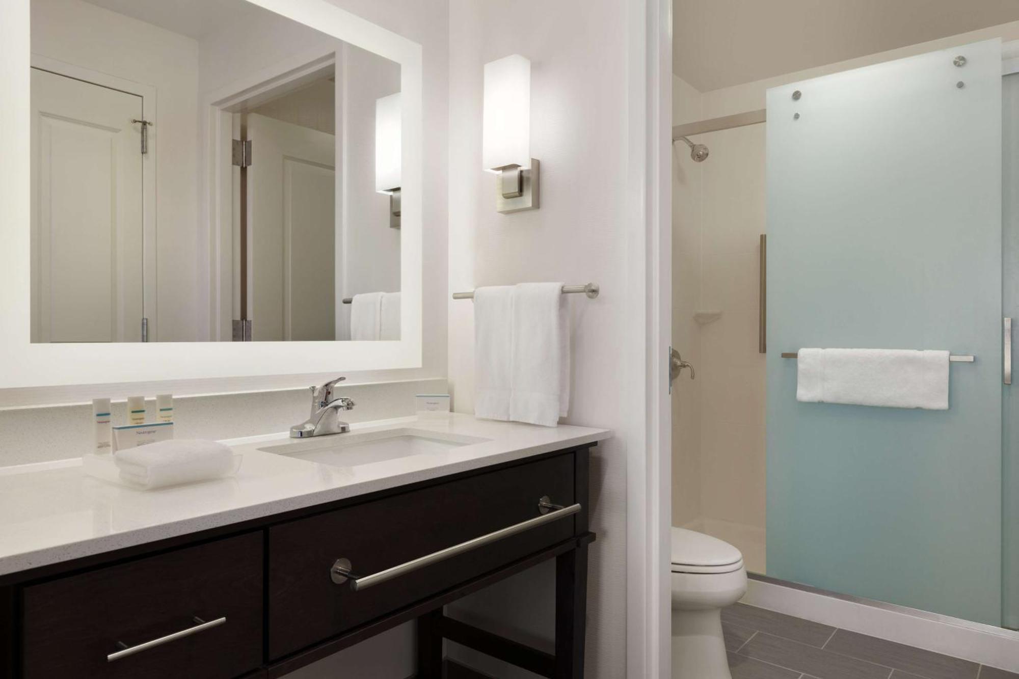 One-Bedroom King Suite - Non-Smoking