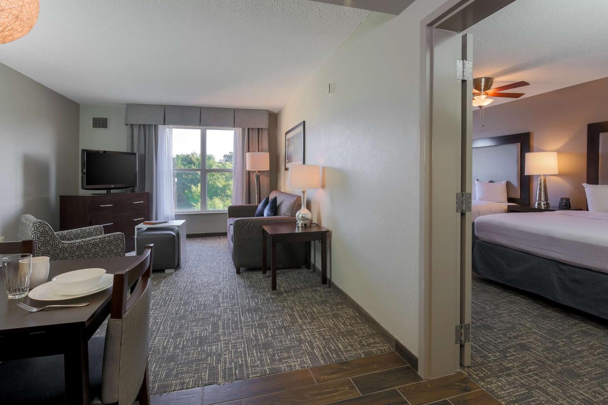 Deluxe One-Bedroom Suite - Non-Smoking