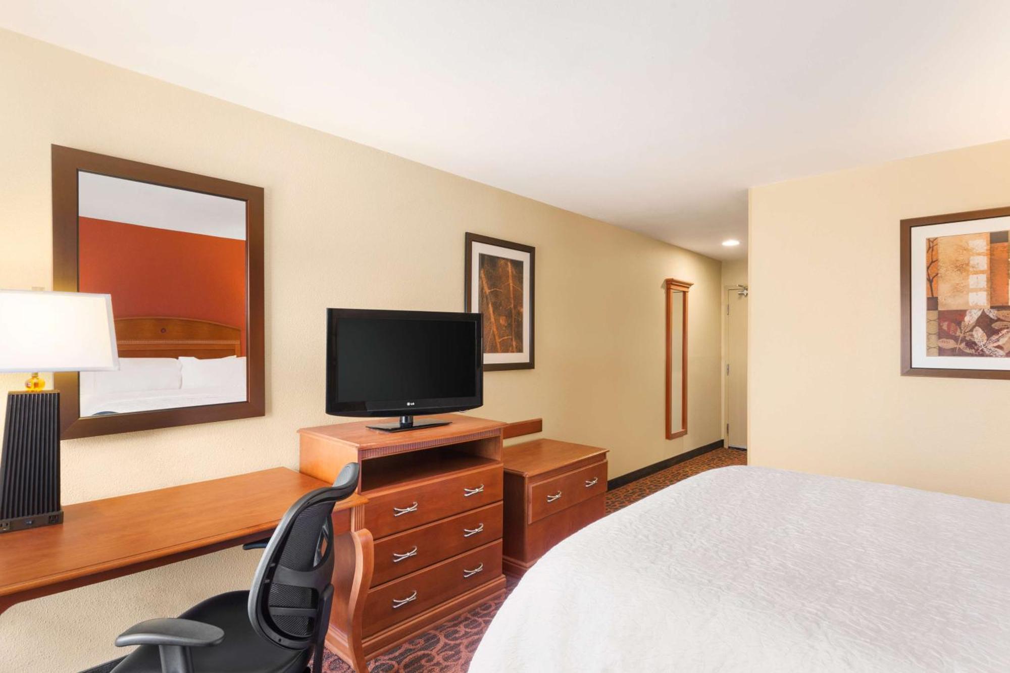 King Room with King Bed - Non-Smoking