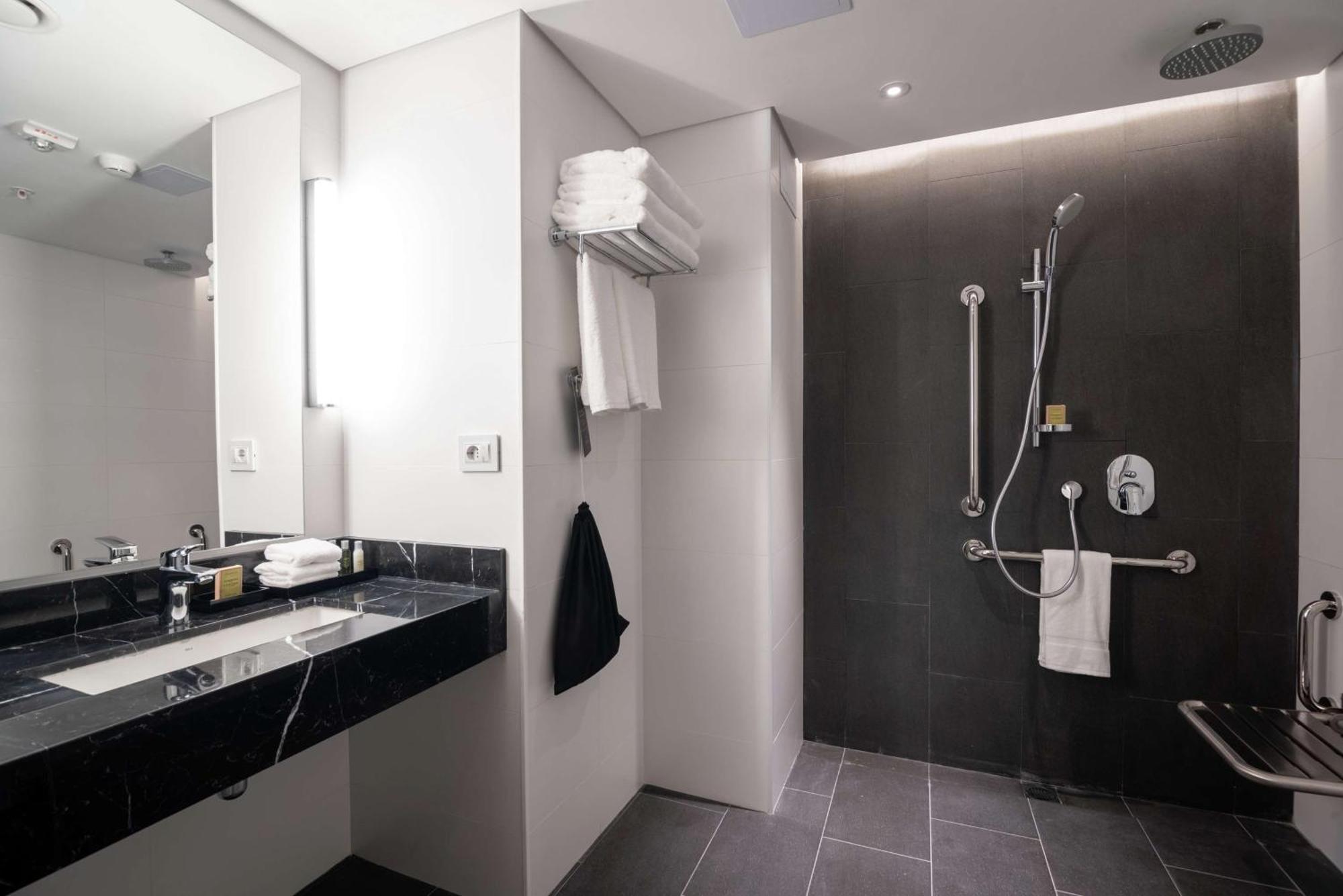 Queen Room with Two Queen Beds and Roll-In Shower - Mobility and Hearing Access