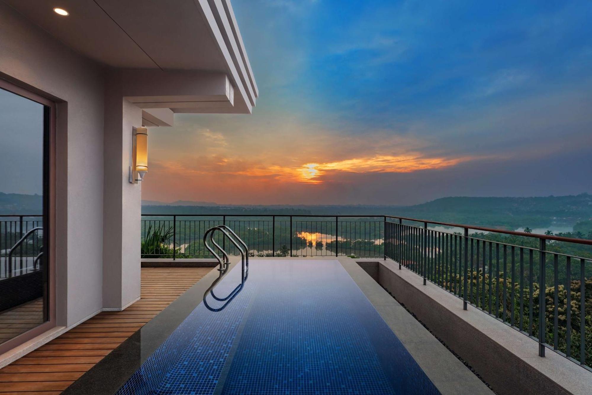 Penthouse River Suite with Private Pool And Lounge - 20% Discount Laundry - Happy Hours (4pm to 6pm)