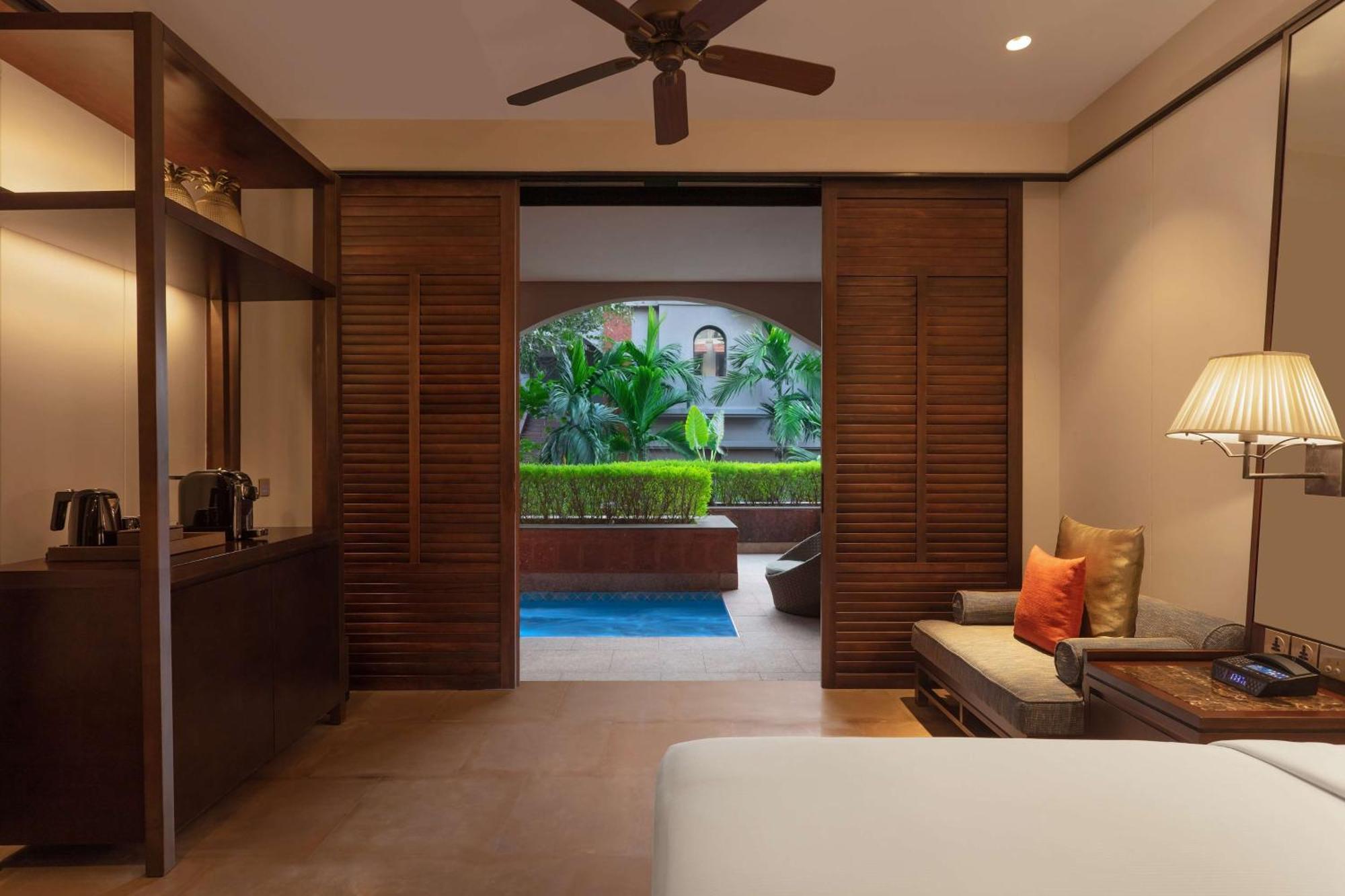 Luxury Queen Room with Whirlpool Bath and Lounge