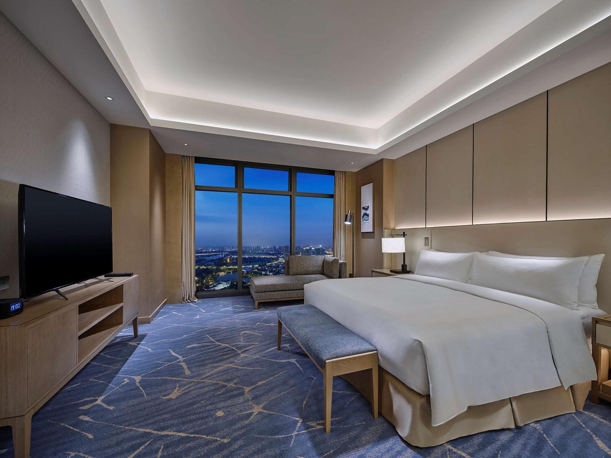 Deluxe King Suite