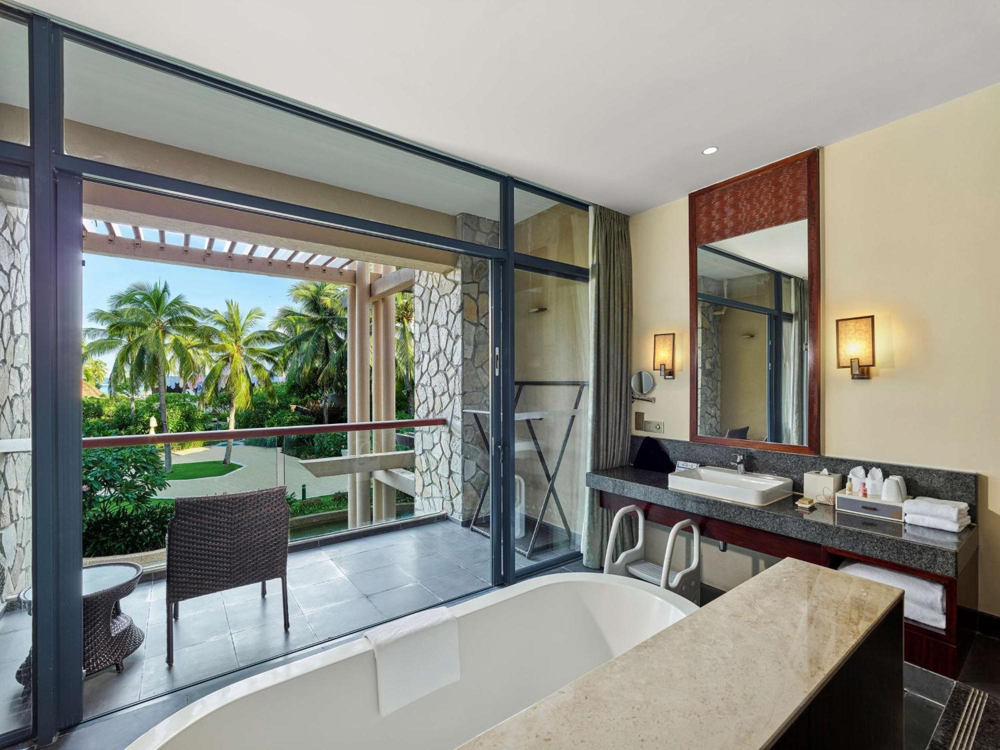 Deluxe King Room with View